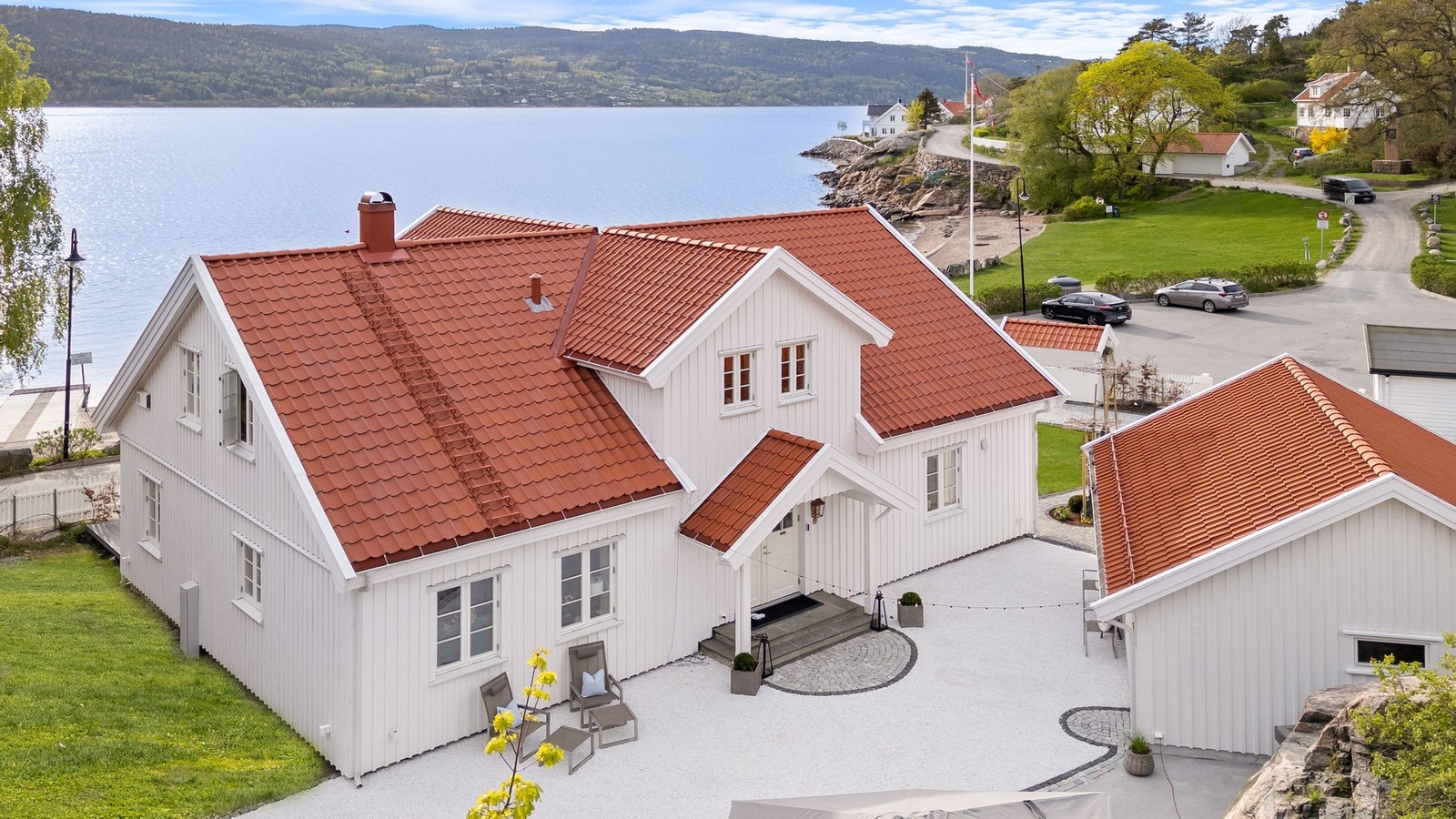 Eksklusiv og sjelden enebolig med vidstrakt utsikt over fjorden - usjenert beliggende kun et steinkast fra vannet. Galleribilde