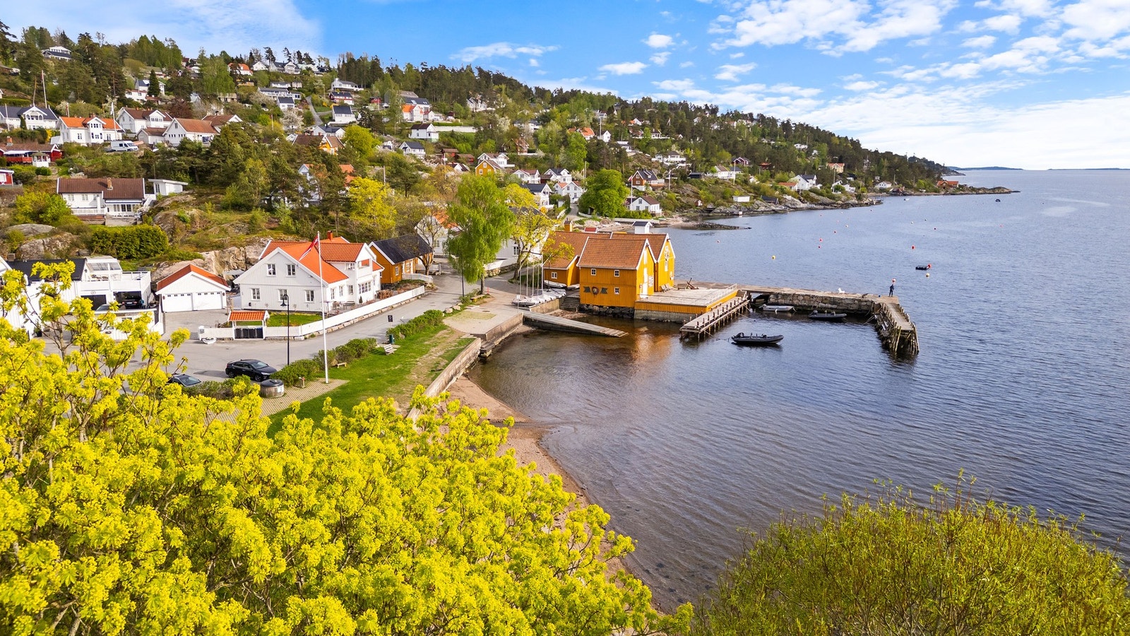 Få meter nedenfor boligen finner du strandområder, brygge og svaberg som inviterer til bading. Galleribilde