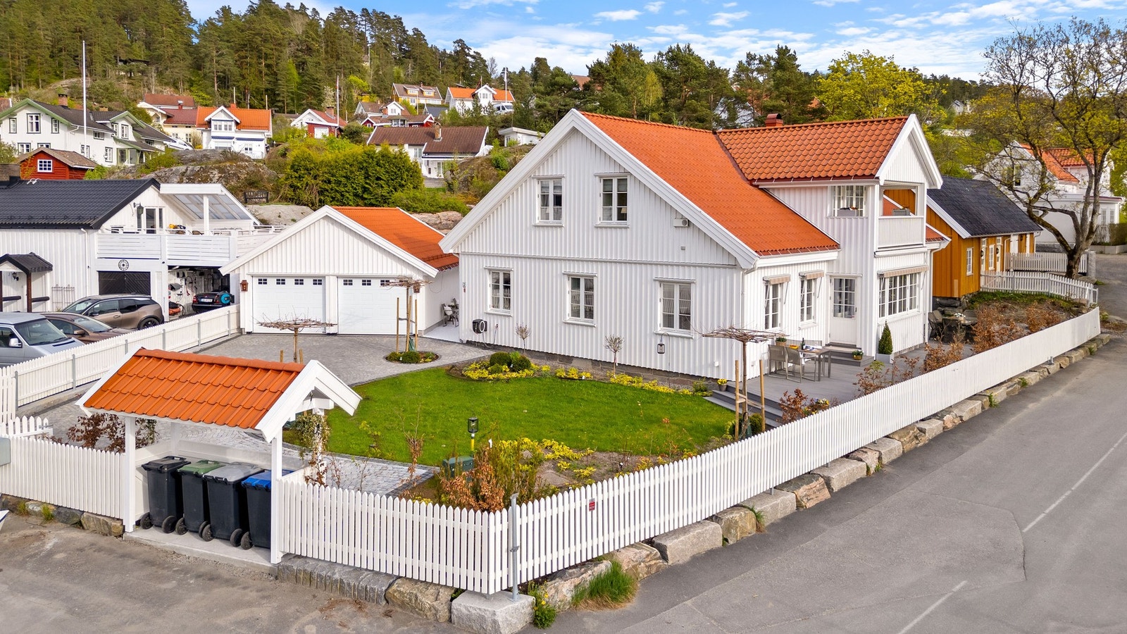 Innholdsrik enebolig med solrike uteplasser, dobbelgarasje med bod samt søppelhus oppført i samme stil som boligen, alle med teglsteinstak. Galleribilde