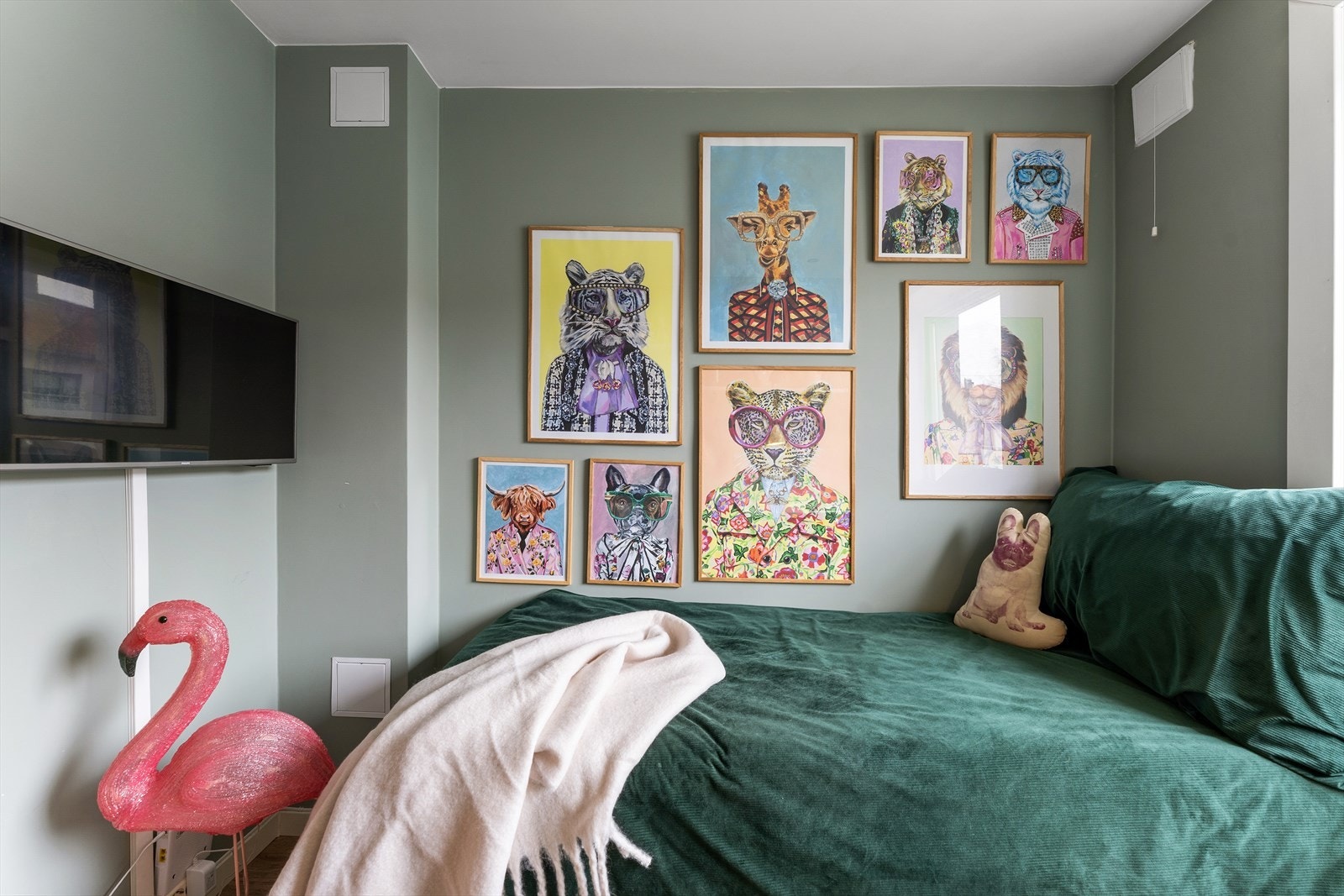 Soverom nummer -- benyttes i dag som gjeste- og arbeidsrom, og er innredet med enkeltseng og kontordel. Galleribilde