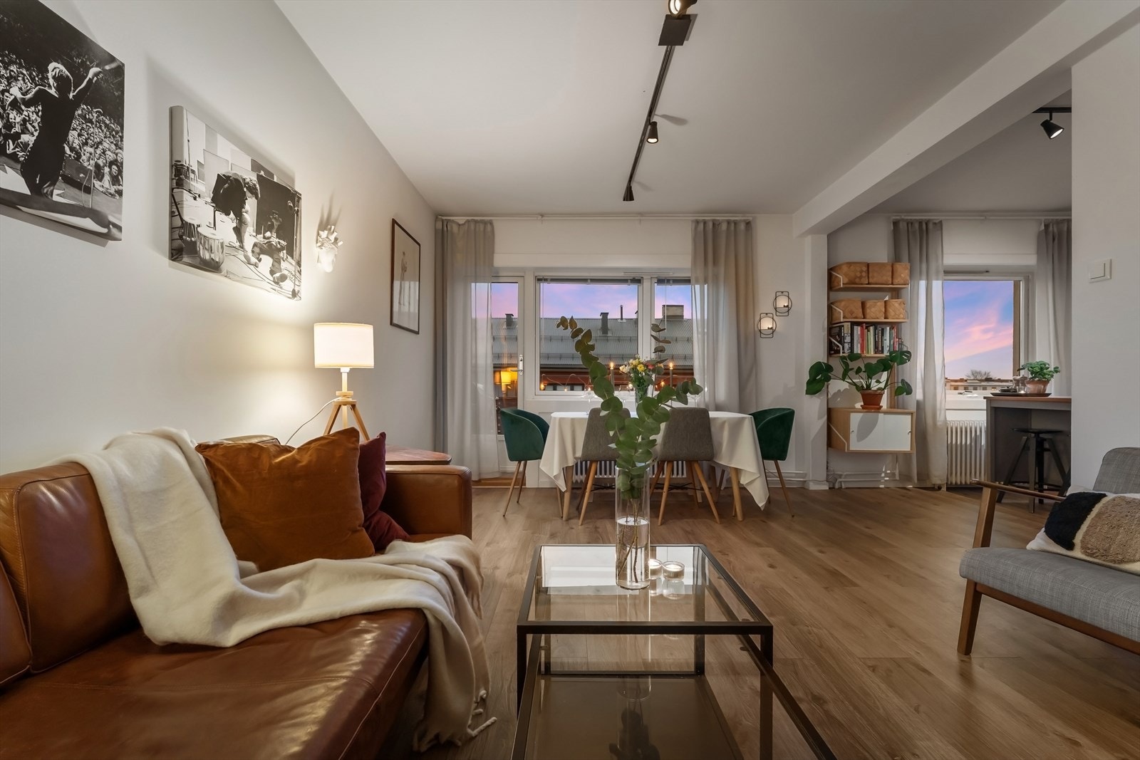 Når kvelden senker seg, får oppholdsrommet en lun og hyggelig atmosfære. Galleribilde