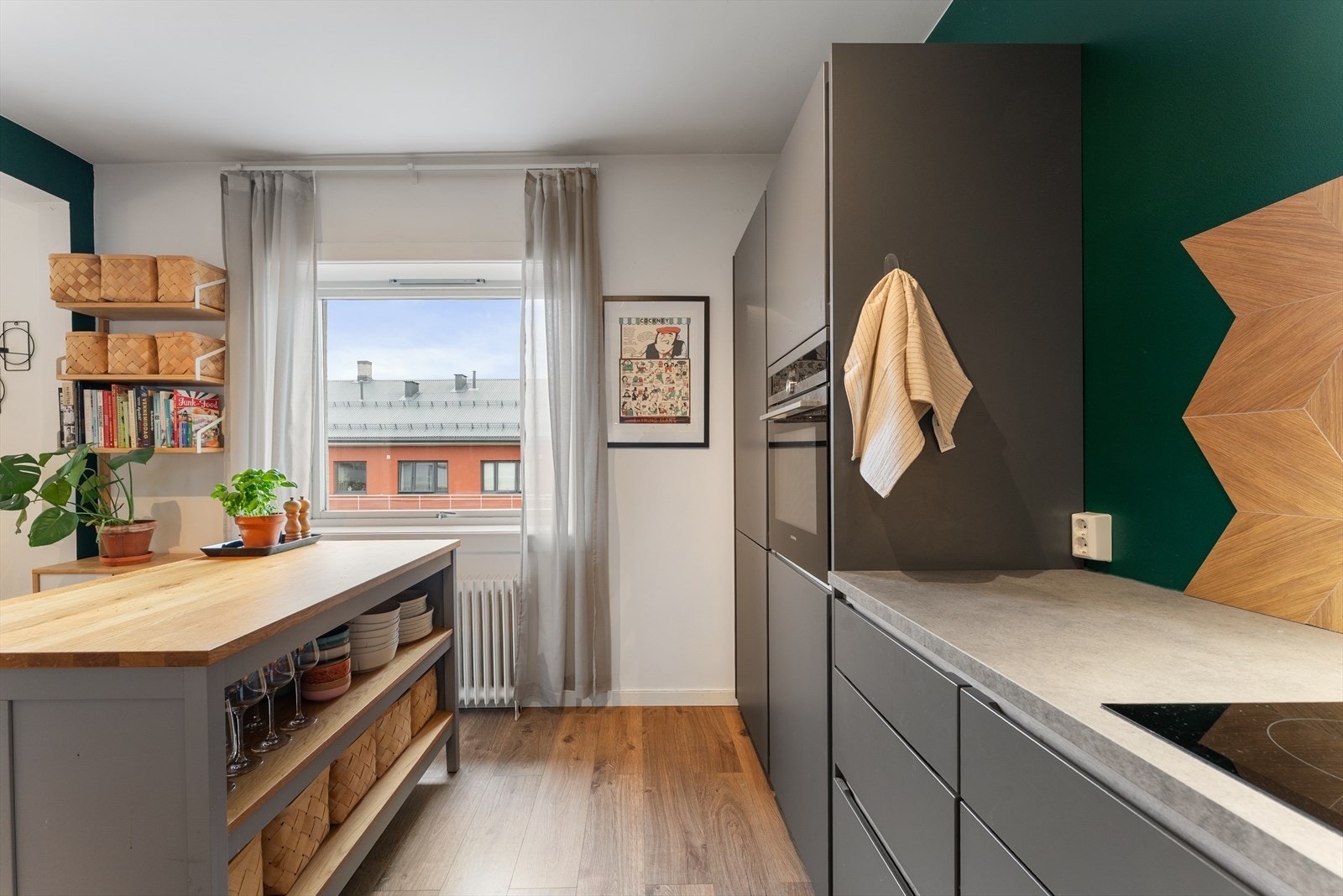 For økt sikkerhet er det installert både automatisk vannstopper og komfyrvakt. Galleribilde