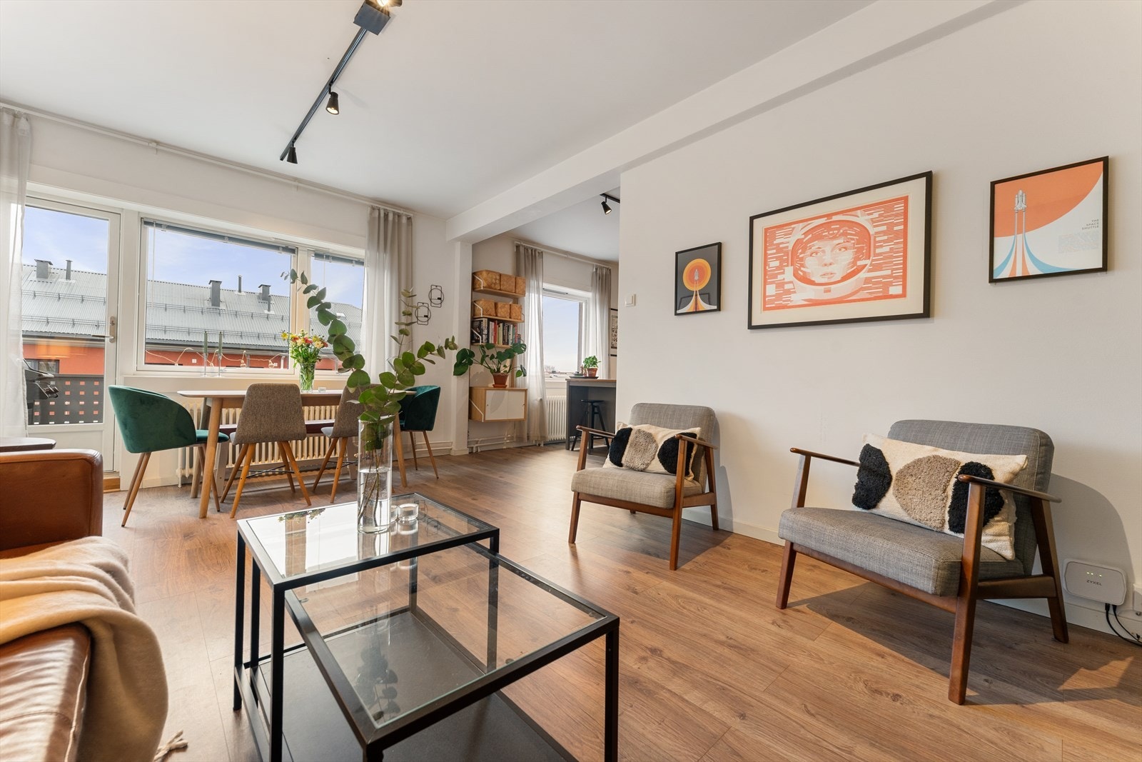 Store vindusflater og balkongdør slipper inn rikelig med naturlig lys, noe som bidrar til en lys og trivelig atmosfære. Galleribilde