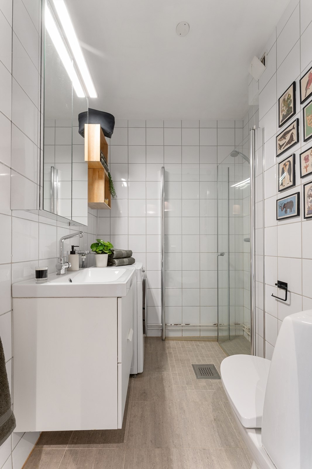 Lyst og flislagt baderom. Badet ble ifølge eier pusset opp i regi av aksjeselskapet i 2001. Ifølge tidligere salgsoppgave ble badet senere modernisert i 2017 med flis på flis og nytt fast inventar. Galleribilde