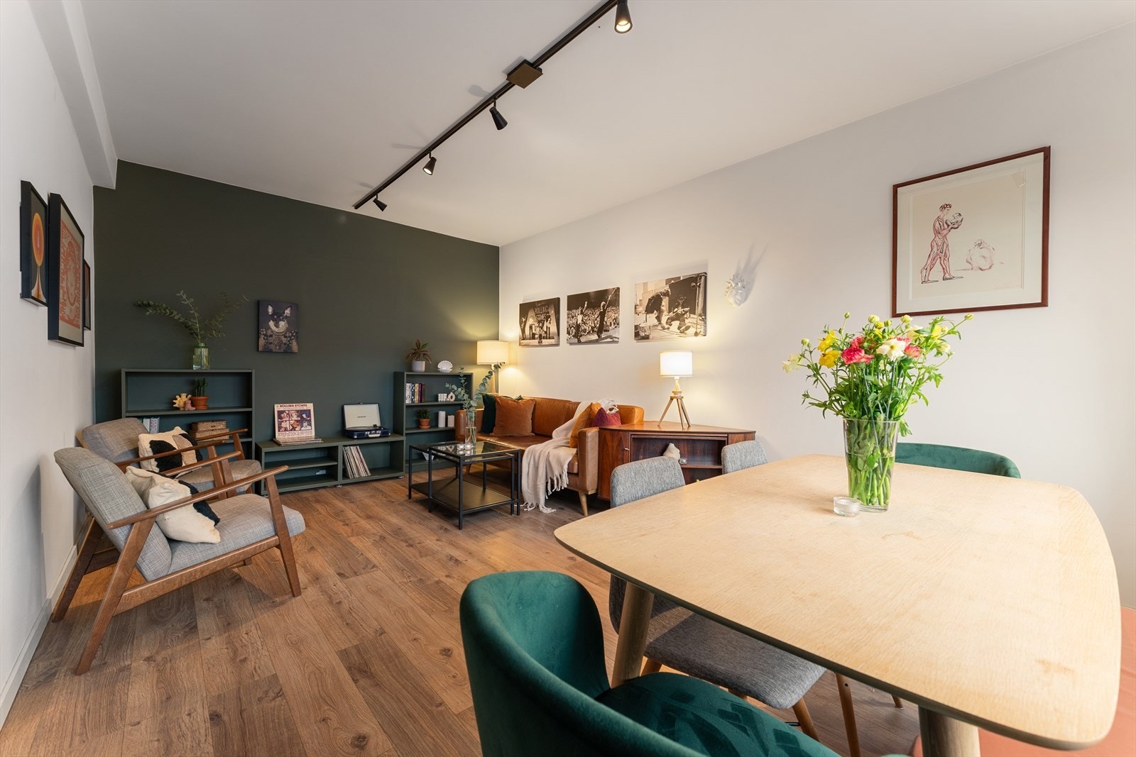 Boligen har en delvis åpen stue- og kjøkkenløsning som skaper en luftig og sosial romfølelse, samtidig som stuen oppleves som en egen, definert sone. Galleribilde