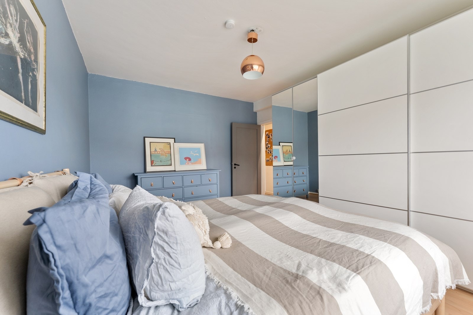 Rommet har en stor skyvedørsgarderobe som gir gode oppbevaringsmuligheter. Galleribilde