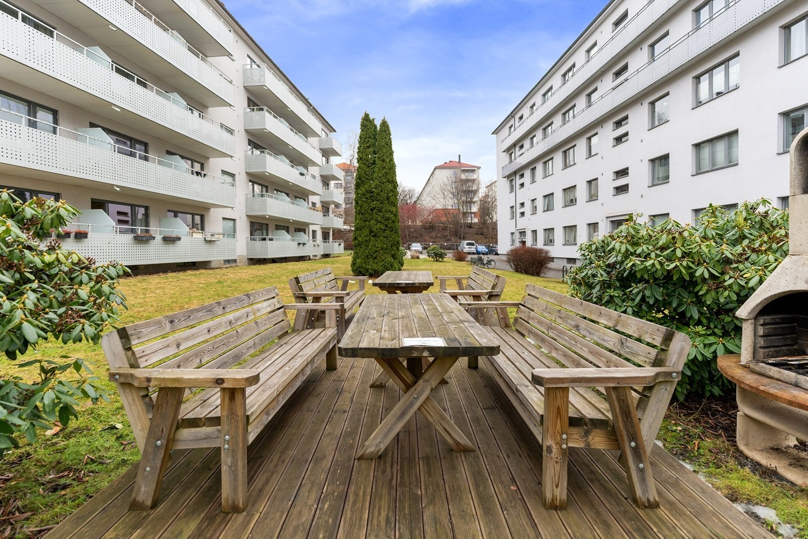 Hyggelig og opparbeidet bakgård med felles sittegrupper. Galleribilde