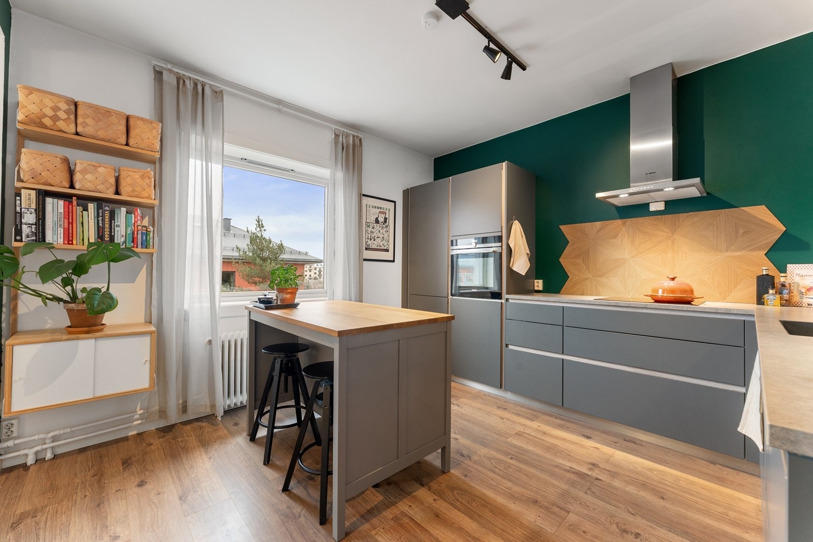 Innredningen byr på gode arbeidsflater og rikelig med skapplass. Galleribilde