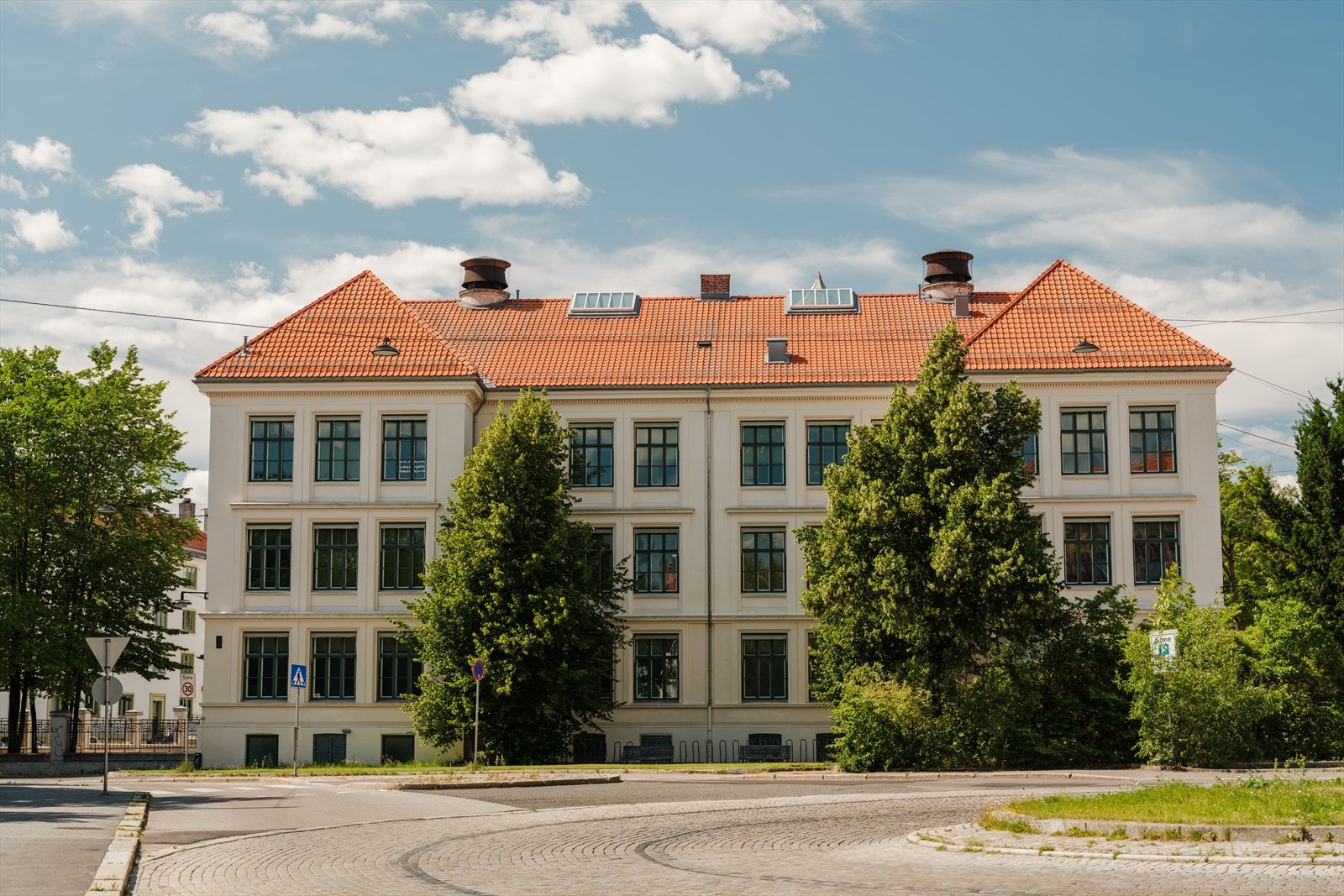 Familievennlig beliggenhet med Bjølsen skole like i nærheten. Galleribilde