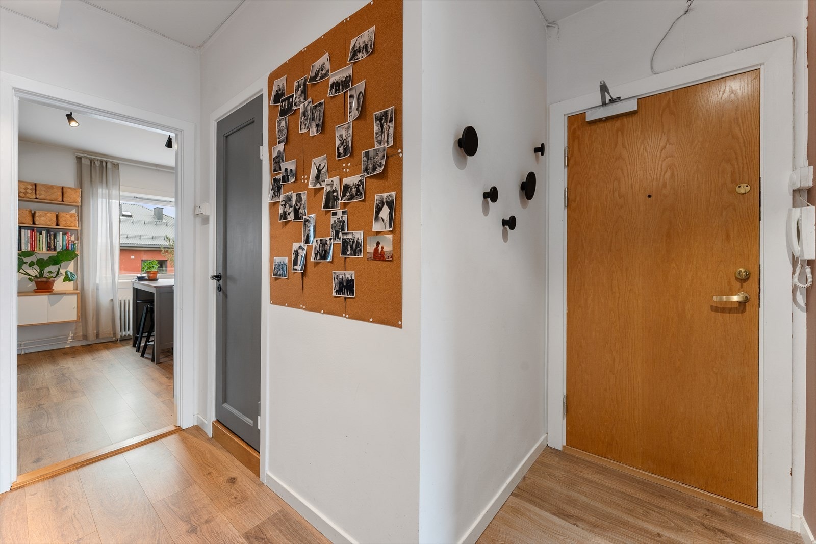 Velkommen inn i en hyggelig og innbydende entré som gir et godt førsteinntrykk av boligen. Galleribilde