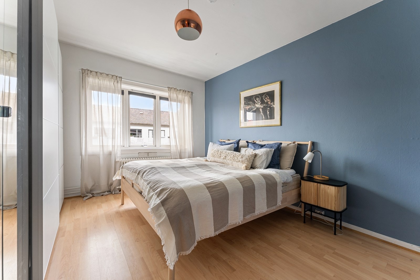 Hovedsoverommet er svært romslig og har god plass til dobbeltseng, nattbord og ytterligere møblering som kommode eller hjemmekontorplass. Galleribilde