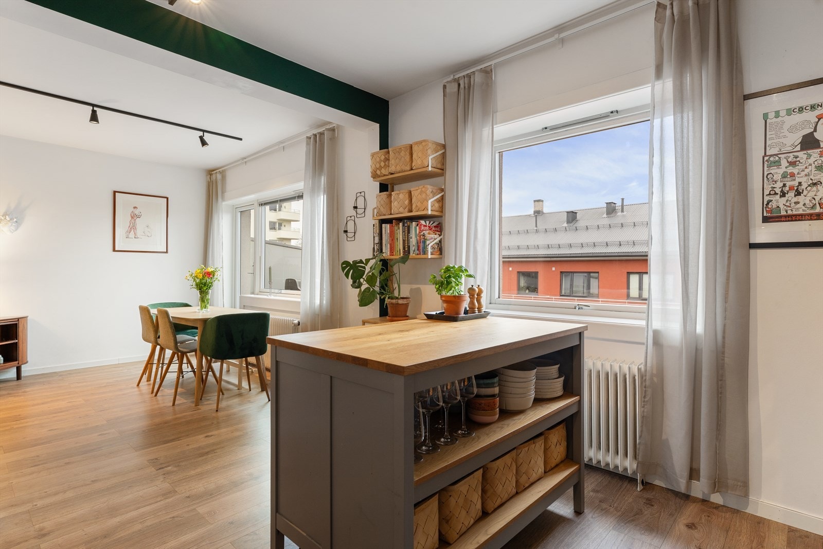 Øyen kan også fungere som en sosial sone med barstoler, og kan enkelt fjernes dersom man ønsker mer gulvplass. Galleribilde