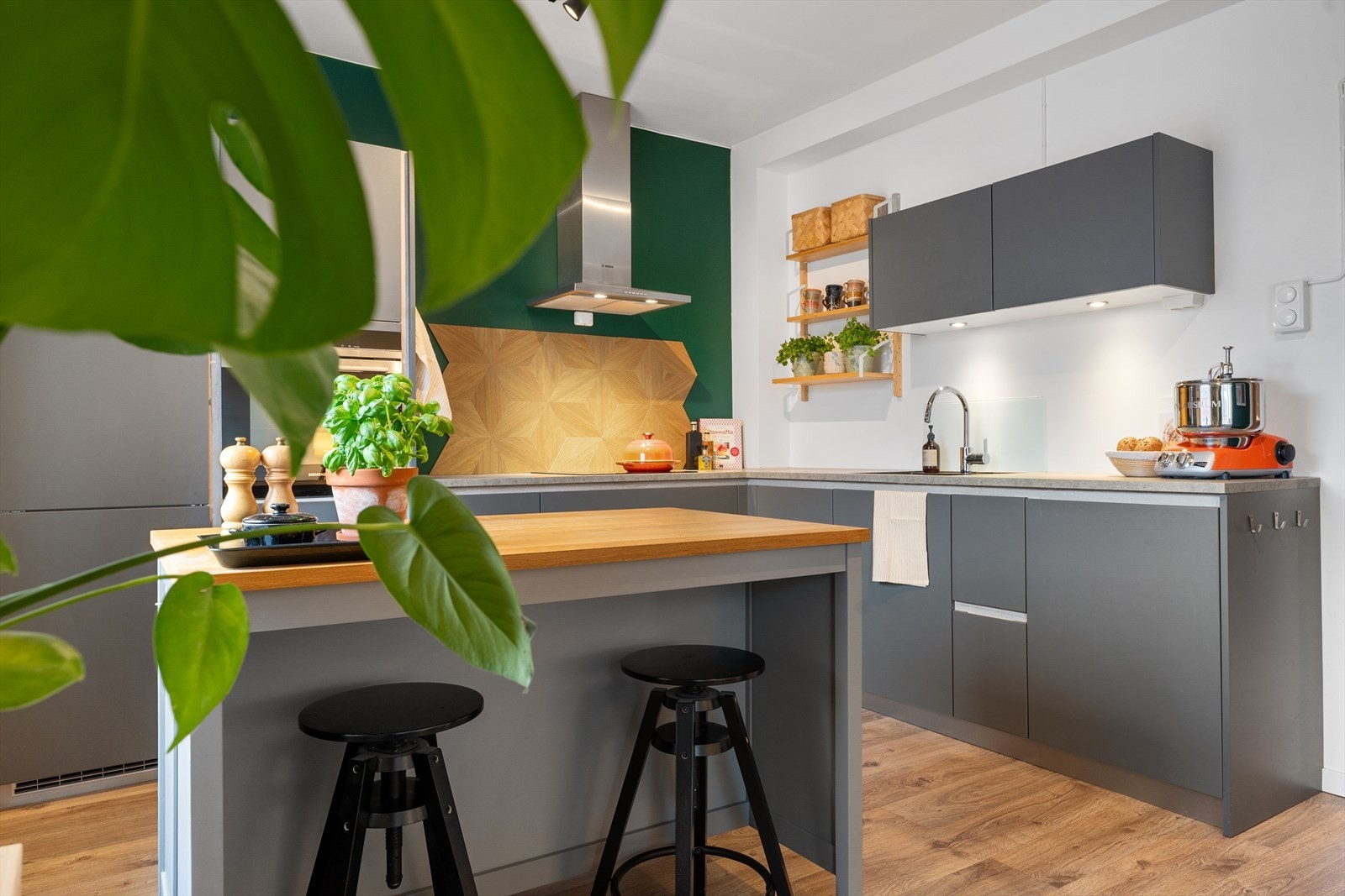 I tillegg følger det med en kjøkkenøy (ikke fastmontert), som gir ekstra oppbevaring og arbeidsplass. Galleribilde