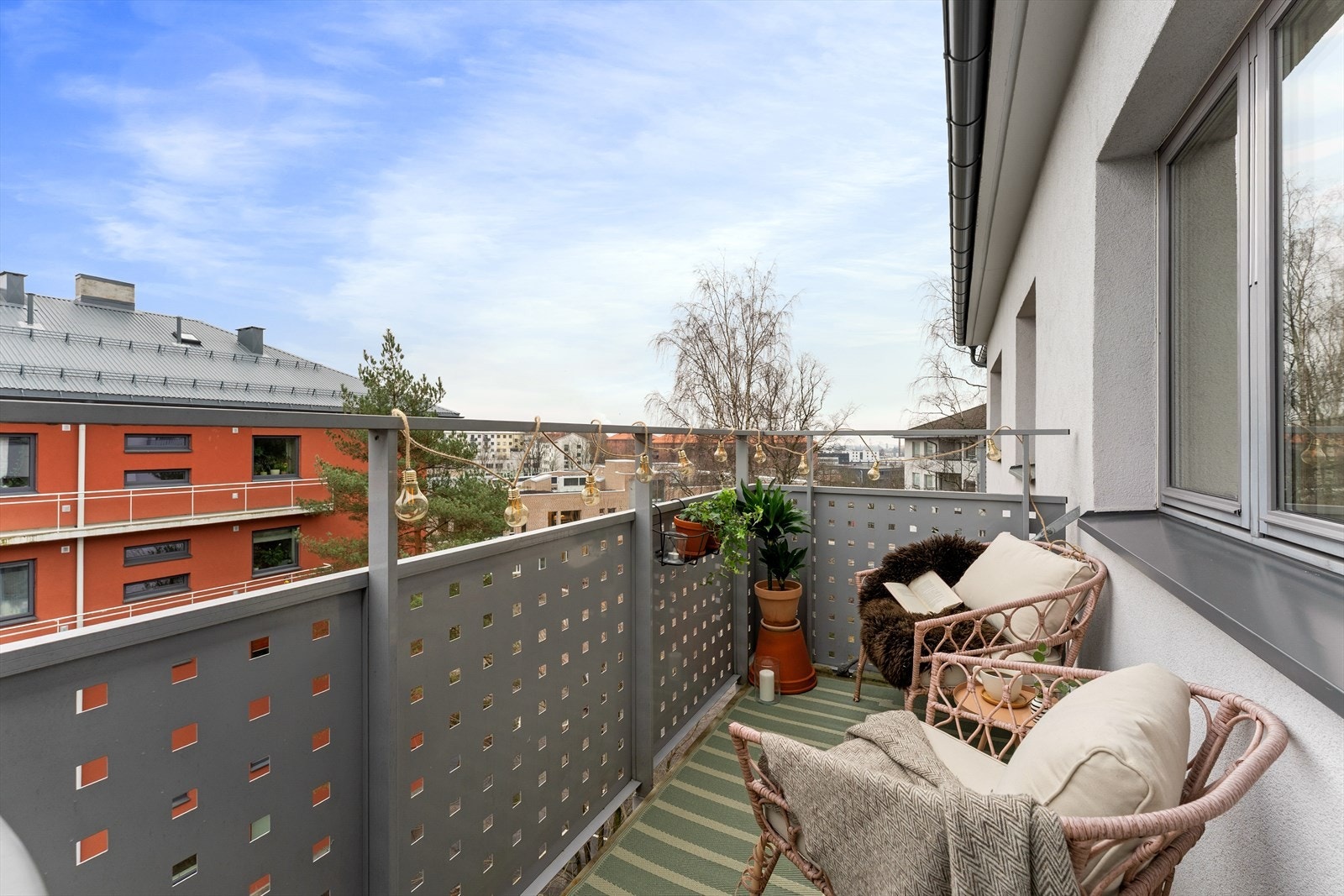 Fra stuen er det utgang til en hyggelig balkong på ca. 5 kvm. Her er det god plass til utemøbler og grill. Galleribilde