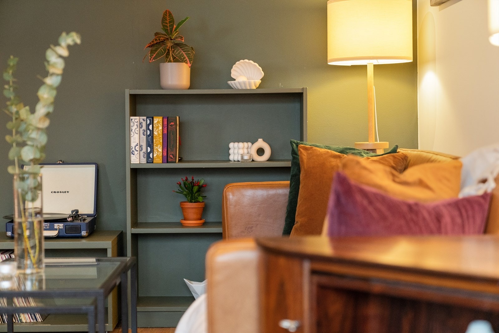 Hyllen smelter sømløst inn med veggen. Galleribilde