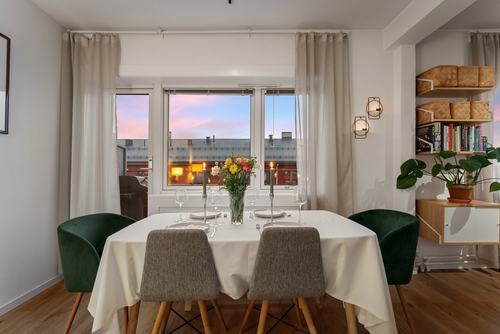 Romslig plass til en sosial spisegruppe - perfekt for hyggelige middager. Galleribilde