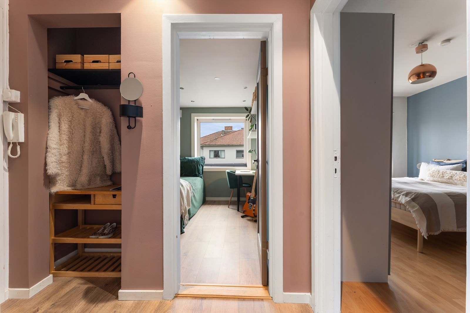 I entré/mellomgang finner du en praktisk, innebygget garderobeløsning med god plass til oppbevaring av yttertøy og sko. Galleribilde