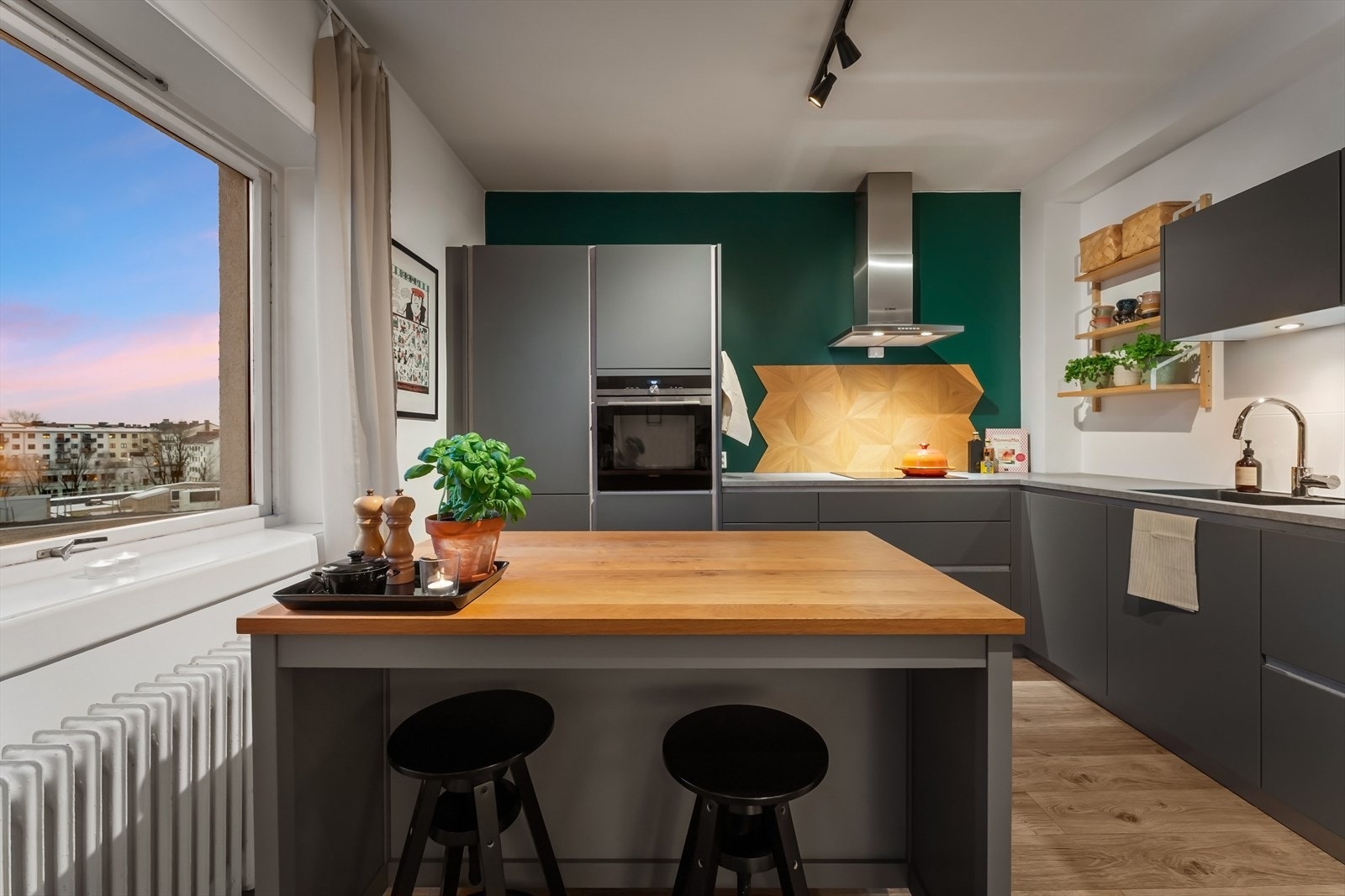 Kjøkkenet er en moderne innredning fra Kvik fra 2016, med stilrene, glatte fronter og laminat benkeplate med planlimt kum. Galleribilde