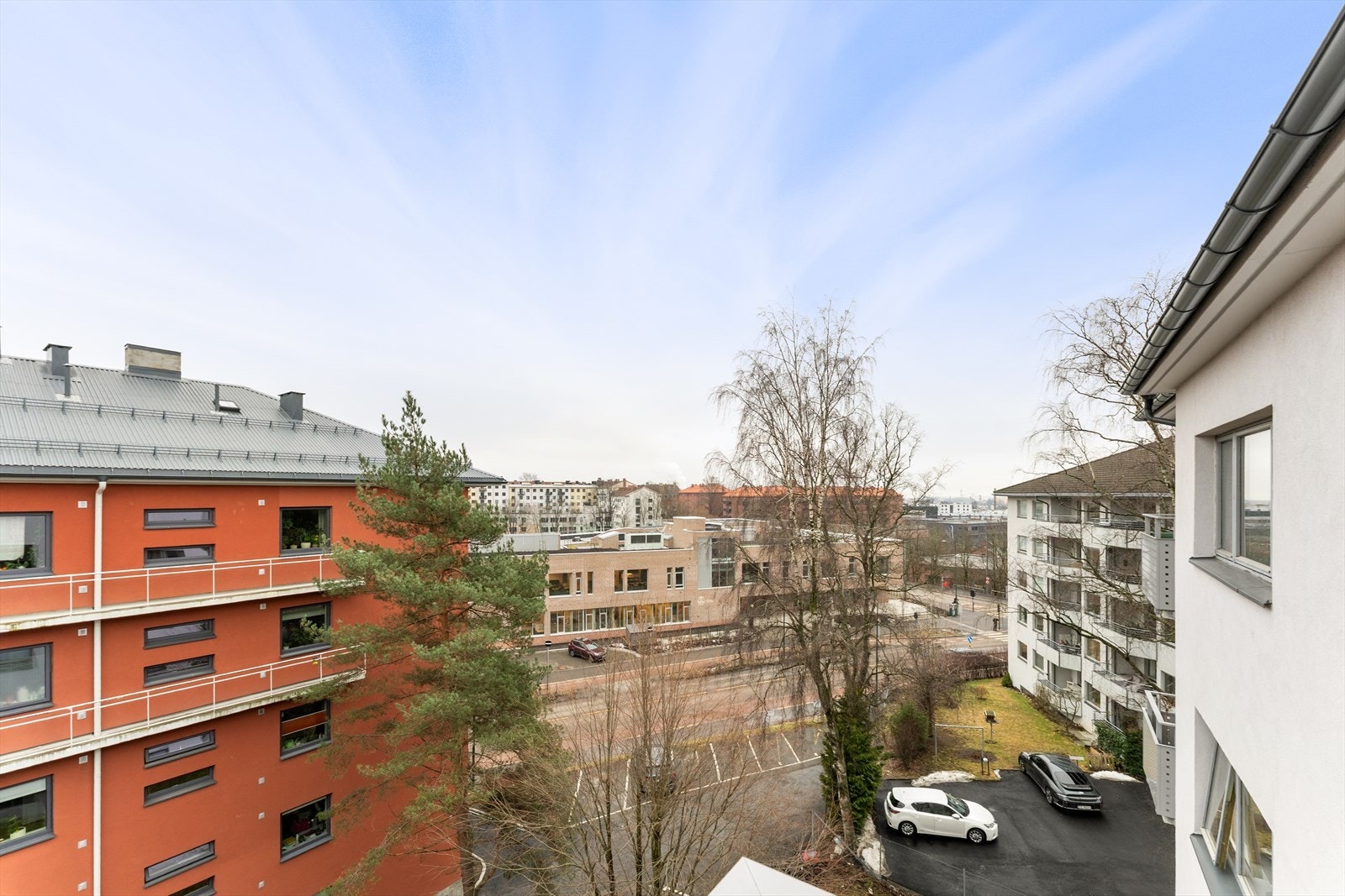 Balkongen ligger høyt og luftig, og gir en fin følelse av å bo over byens tak. Galleribilde