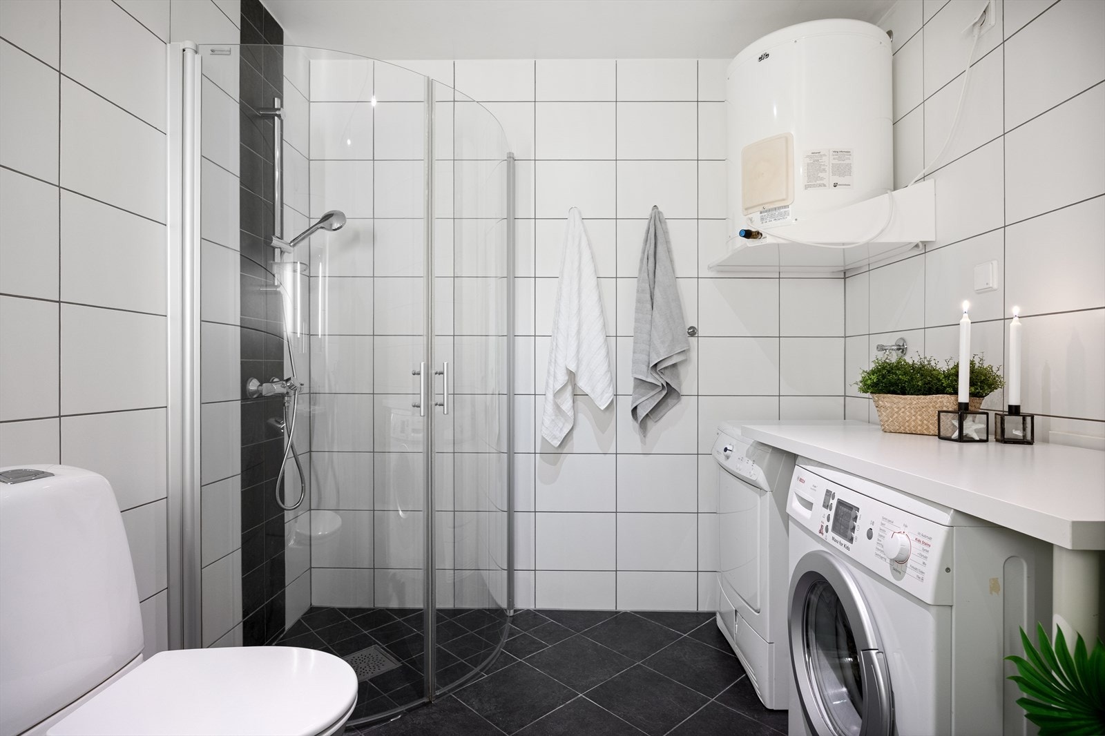 Pent flislagt baderom /wc med varmekabler og dusjhjørne - Vaskemaskin og tørketrommel medfølger i salget Galleribilde