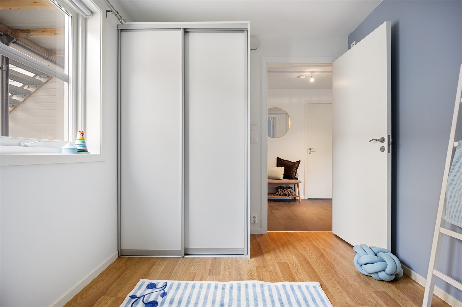 Pent soverom med garderobeskap Galleribilde