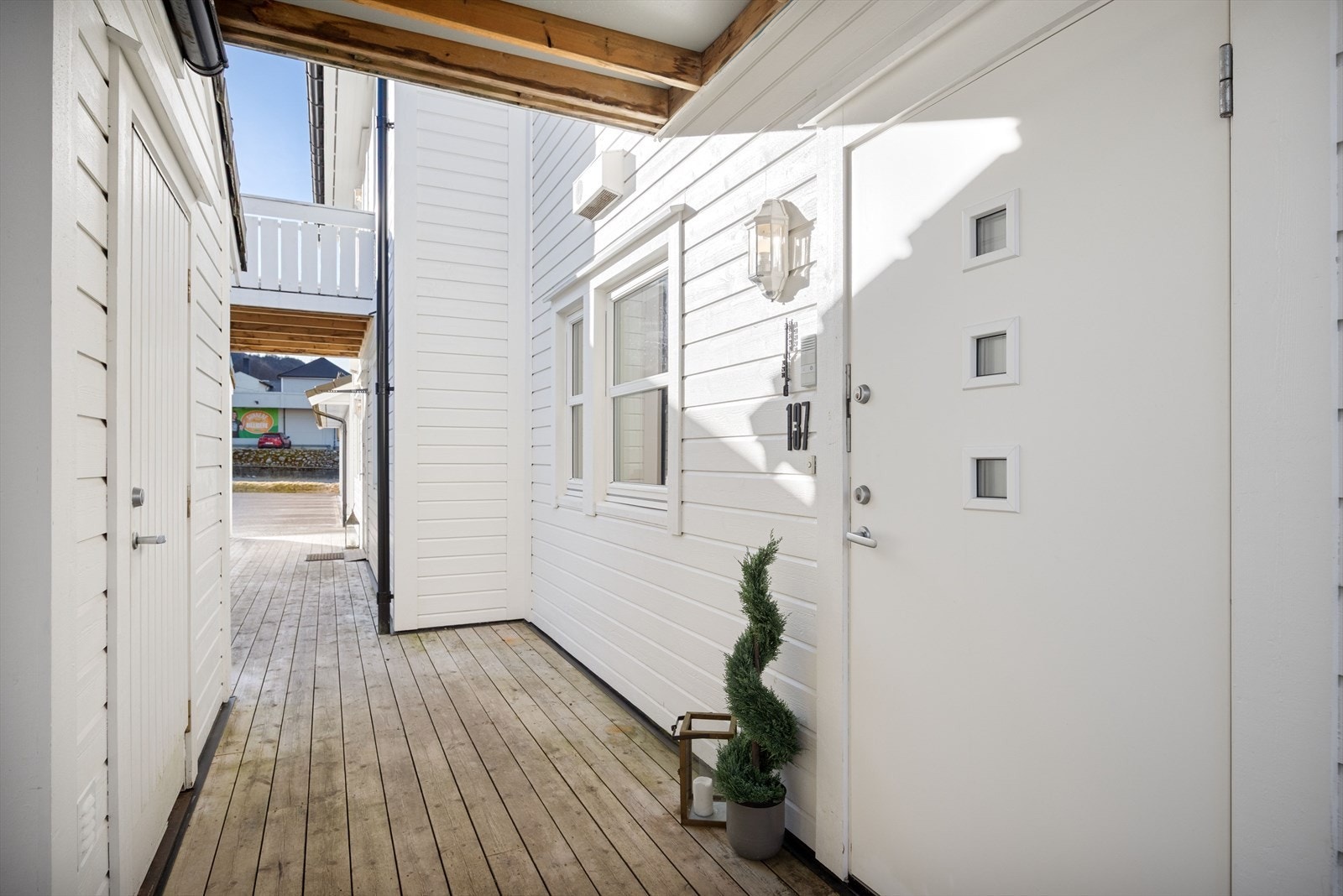 Enkel og trappefri adkomst til leiligheten. Egen utvendig sportsbod i direkte tilknytning til leiligheten. Galleribilde