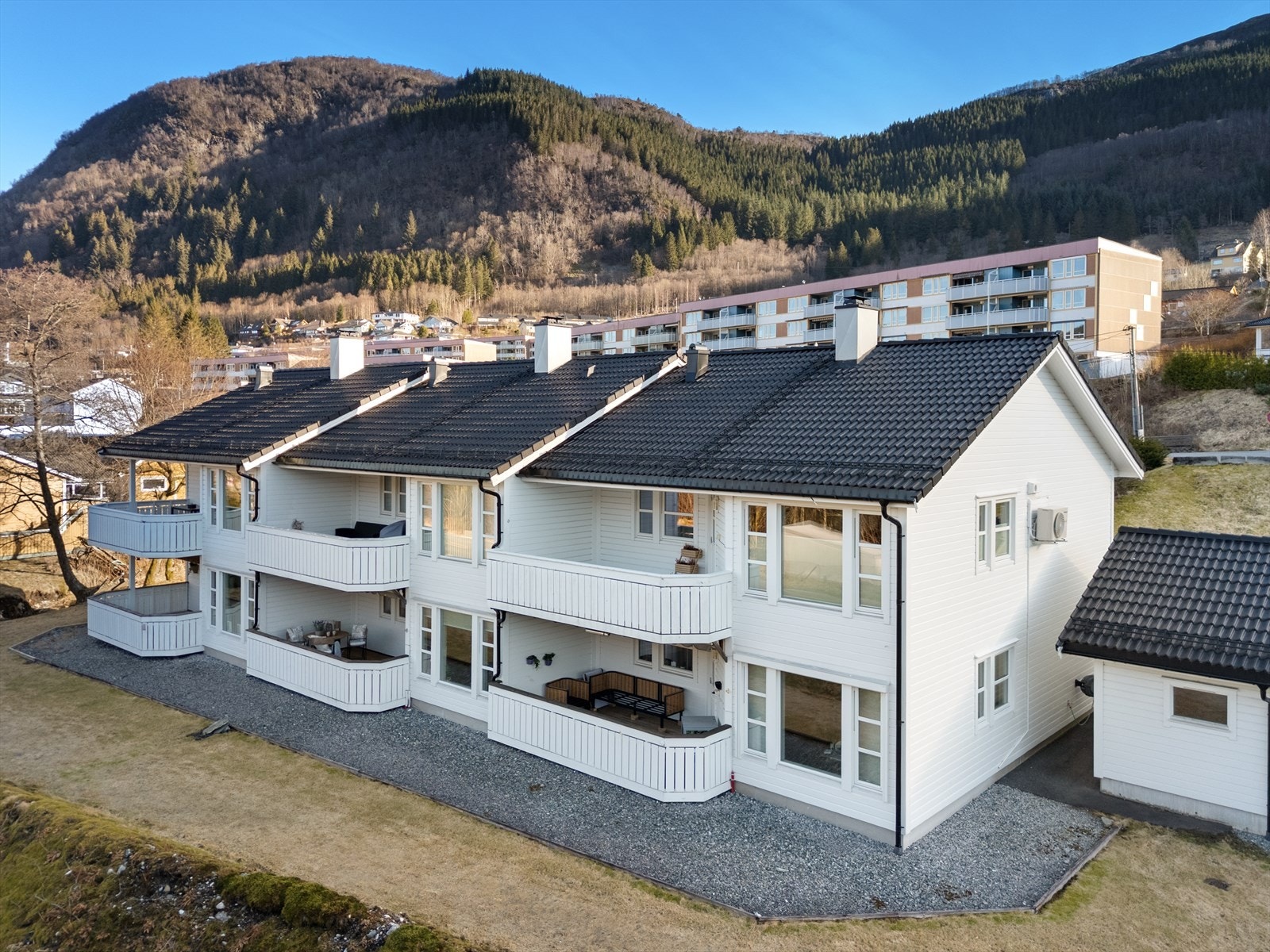 Velkommen til Stølsvegen 137: Pen og moderne 3 roms eierleilighet m/solrik terrasse - Fast garasje - Bygget 2010 - Butikk og buss rett ved Galleribilde