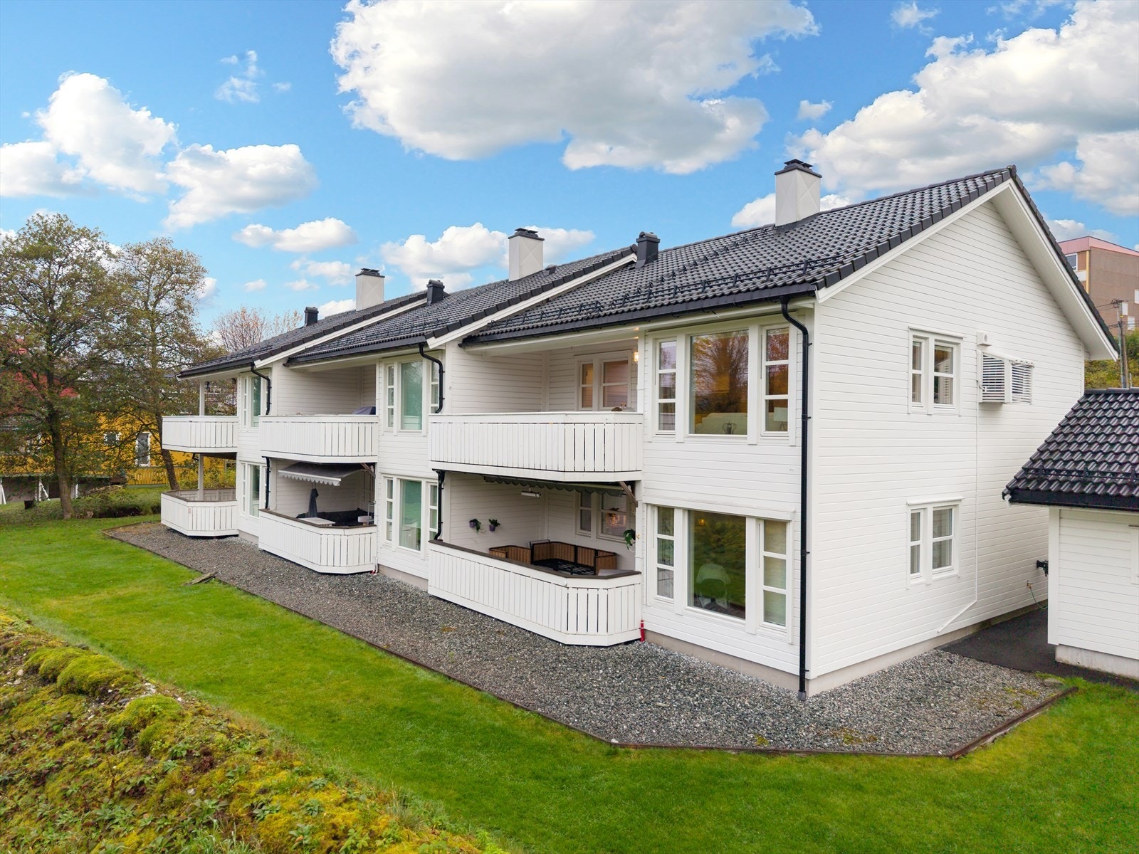 Velkommen til Stølsvegen 137: Pen og moderne 3 roms eierleilighet m/solrik terrasse - Fast garasje - Bygget 2010 - Butikk og buss rett ved Galleribilde