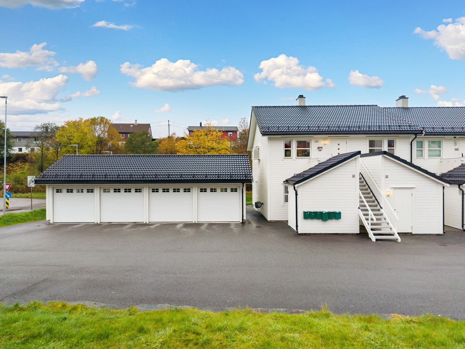 Fast garasjeplass med aut. åpner medfølger leiligheten / seksjonen som selges Galleribilde