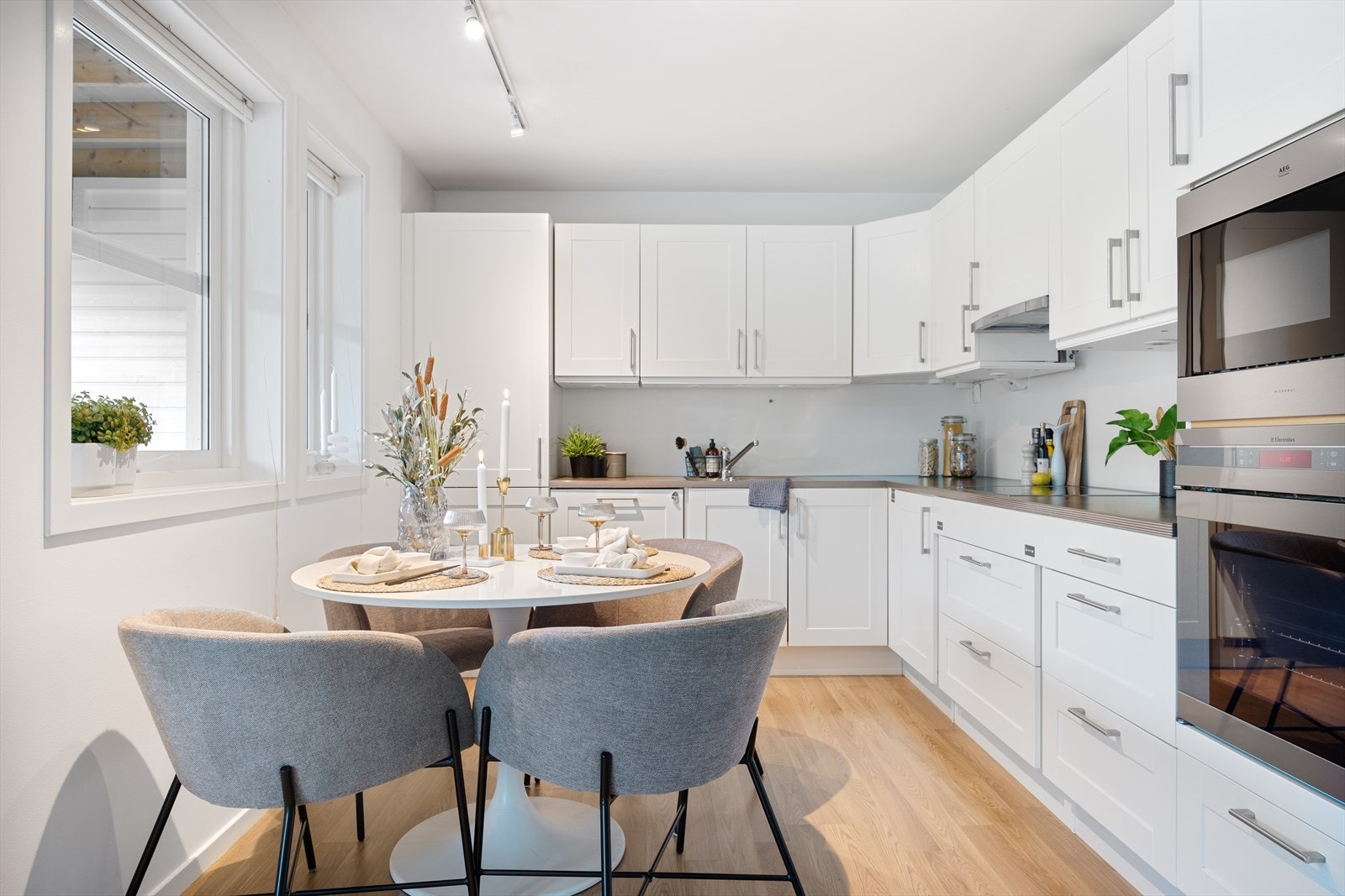 Pent Huseby Kjøkken med spiseplass og utgang vestvendt treterrasse Galleribilde