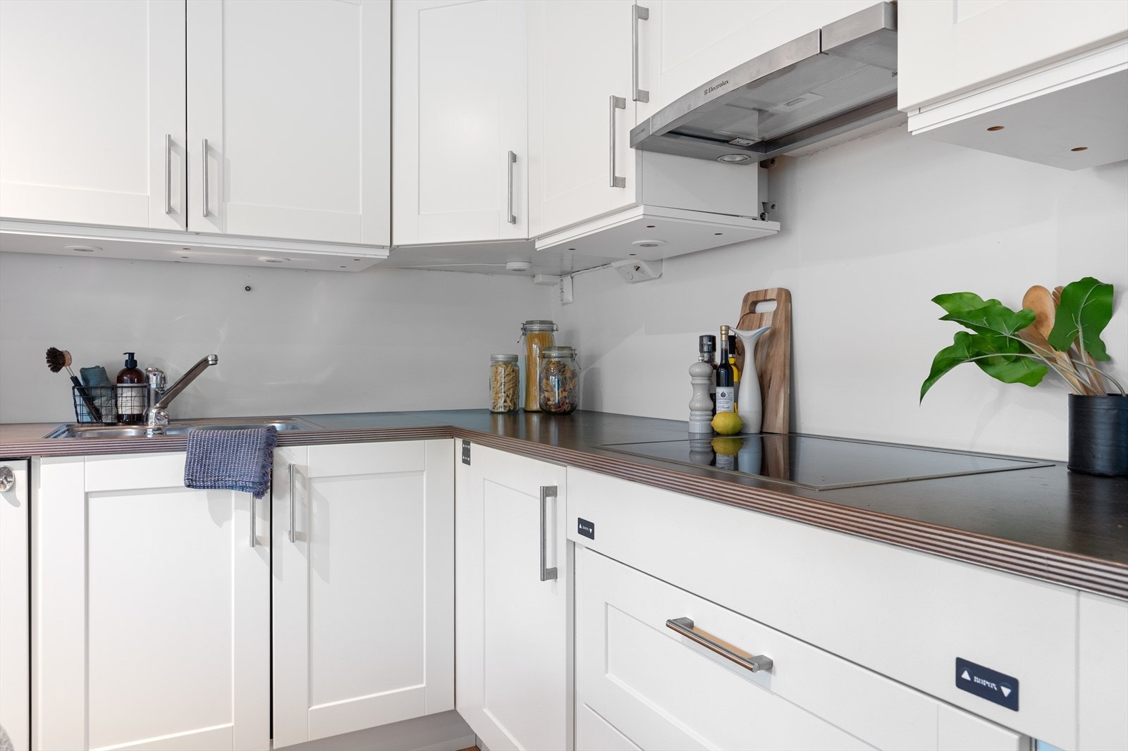 Integrerte hvitevarer på kjøkken medfølger i salget Galleribilde