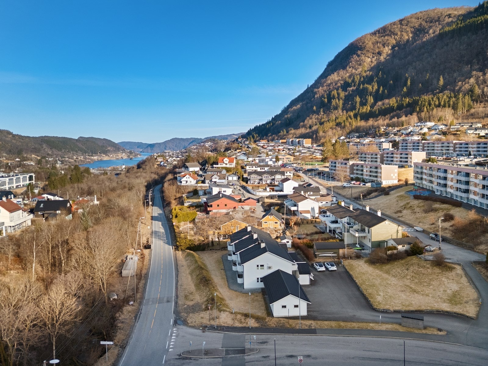 Pent og nyere sameie fra 2010 - Matvarebutikk og busstopp i umiddelbar nærhet - Kort vei til skole, flott turområde, samt til Øyrane torg / Arna Jernbanestasjon Galleribilde