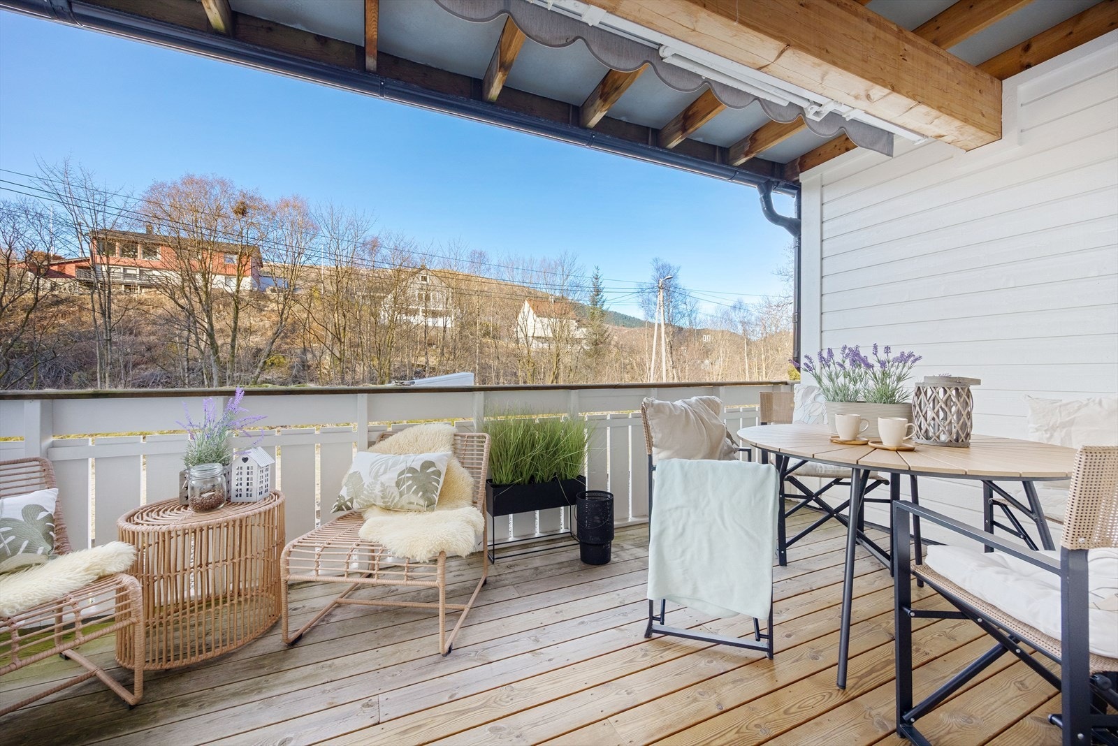 Vestvendt og solrik treterrasse på ca 12 kvm - delvis overbygget Galleribilde