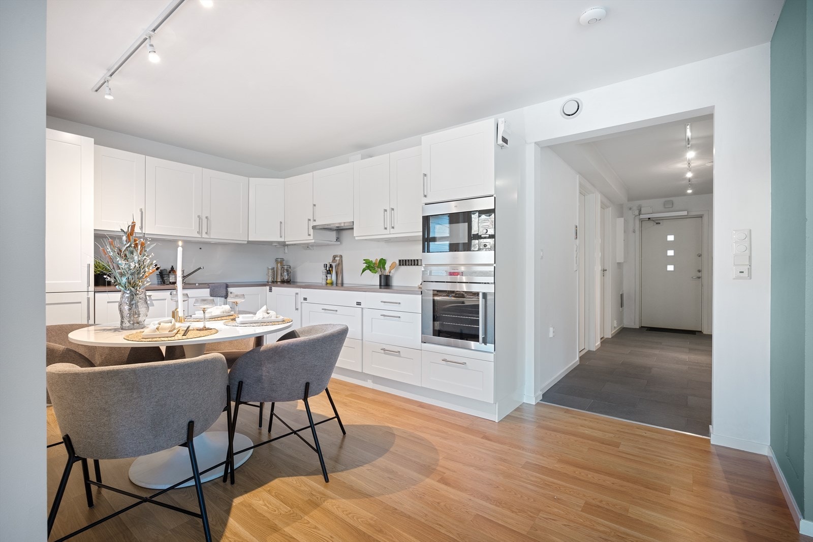 Fin åpen løsning kjøkkenløsning. Merk at kjøkken-innredningen er tilrettelagt for rullestolbrukere m/heve og senkbare overskap Galleribilde