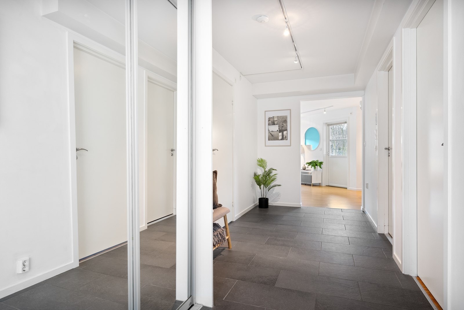 Romslig og fin entre/hall med fliser og varmekabler i gulv Galleribilde