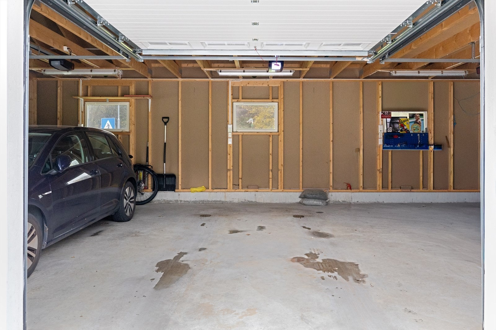Garasje innvendig (merk at det er plassen til høyre som tilhører leiligheten som nå selges) Galleribilde