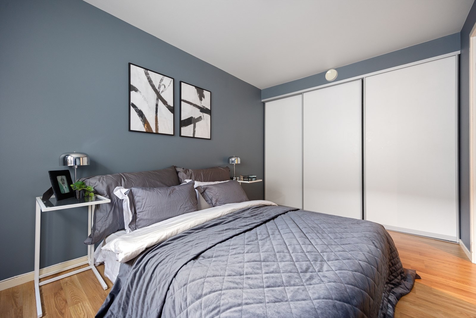 Flott soverom - Skyvedørsgarderobe med innmat - Varmekabler i gulv Galleribilde