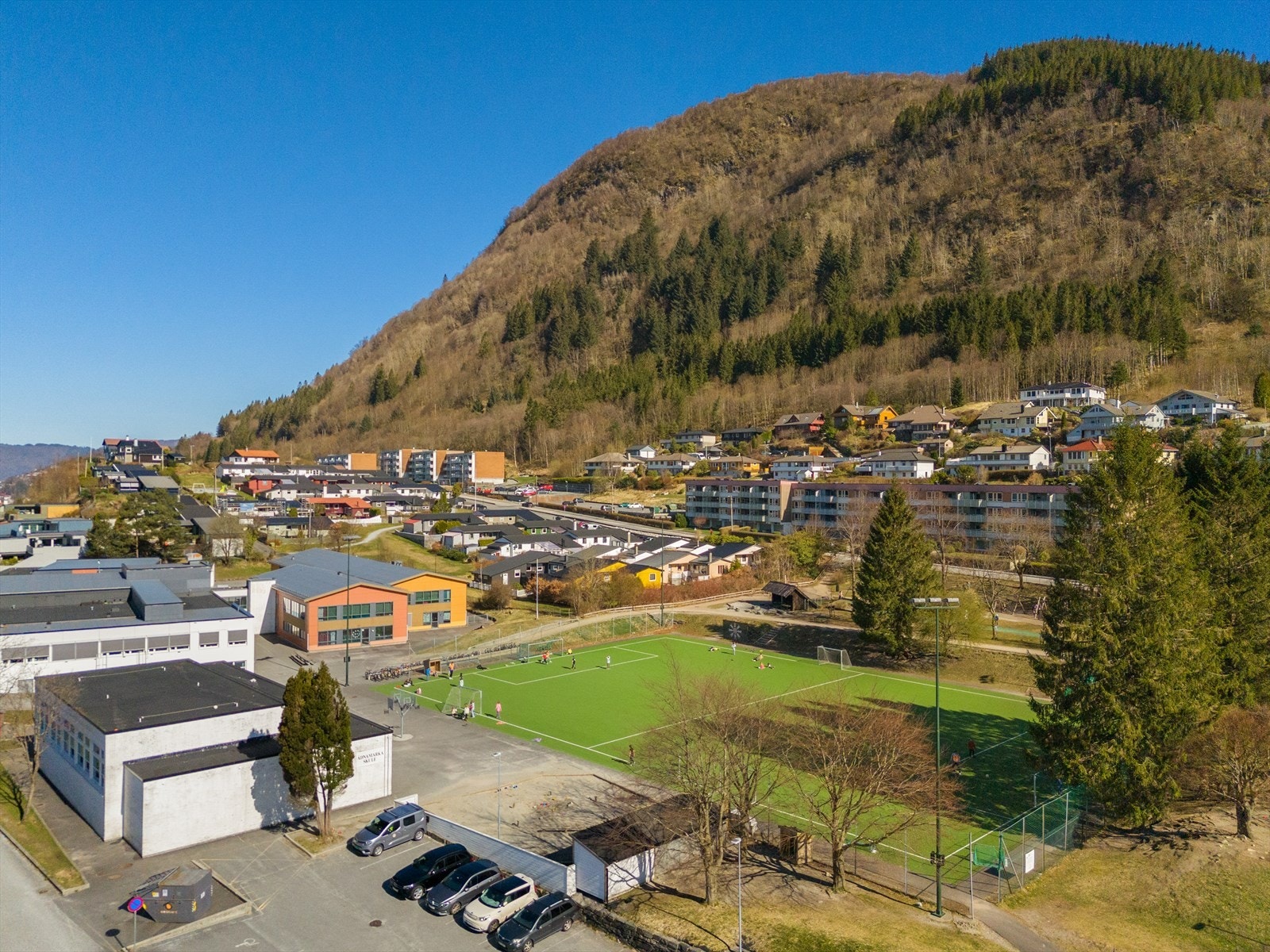 Nærområdet - Det er kort gangavstand til Ådnamarka skole og til barnehage Galleribilde