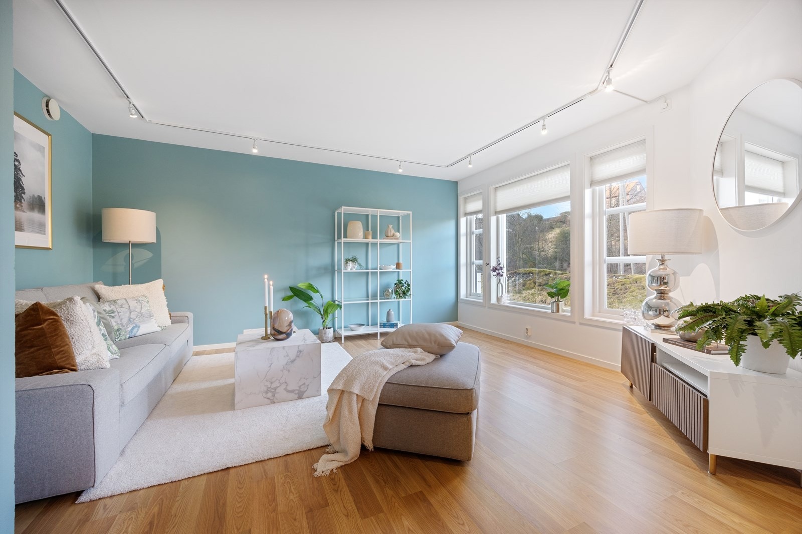 Flott stue med laminatgulv og varmekabler i gulv - downlights - Plissegardiner på vindu Galleribilde