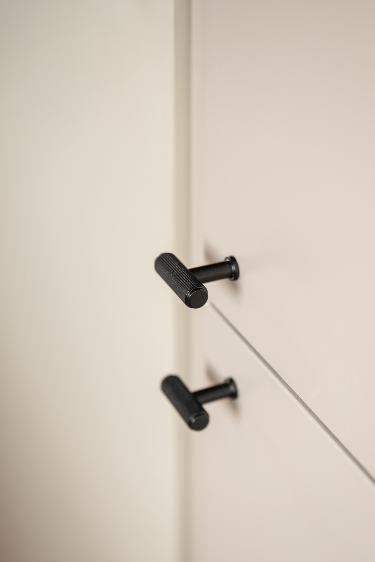 Lekre beslag på kjøkkeninnredningen. Galleribilde