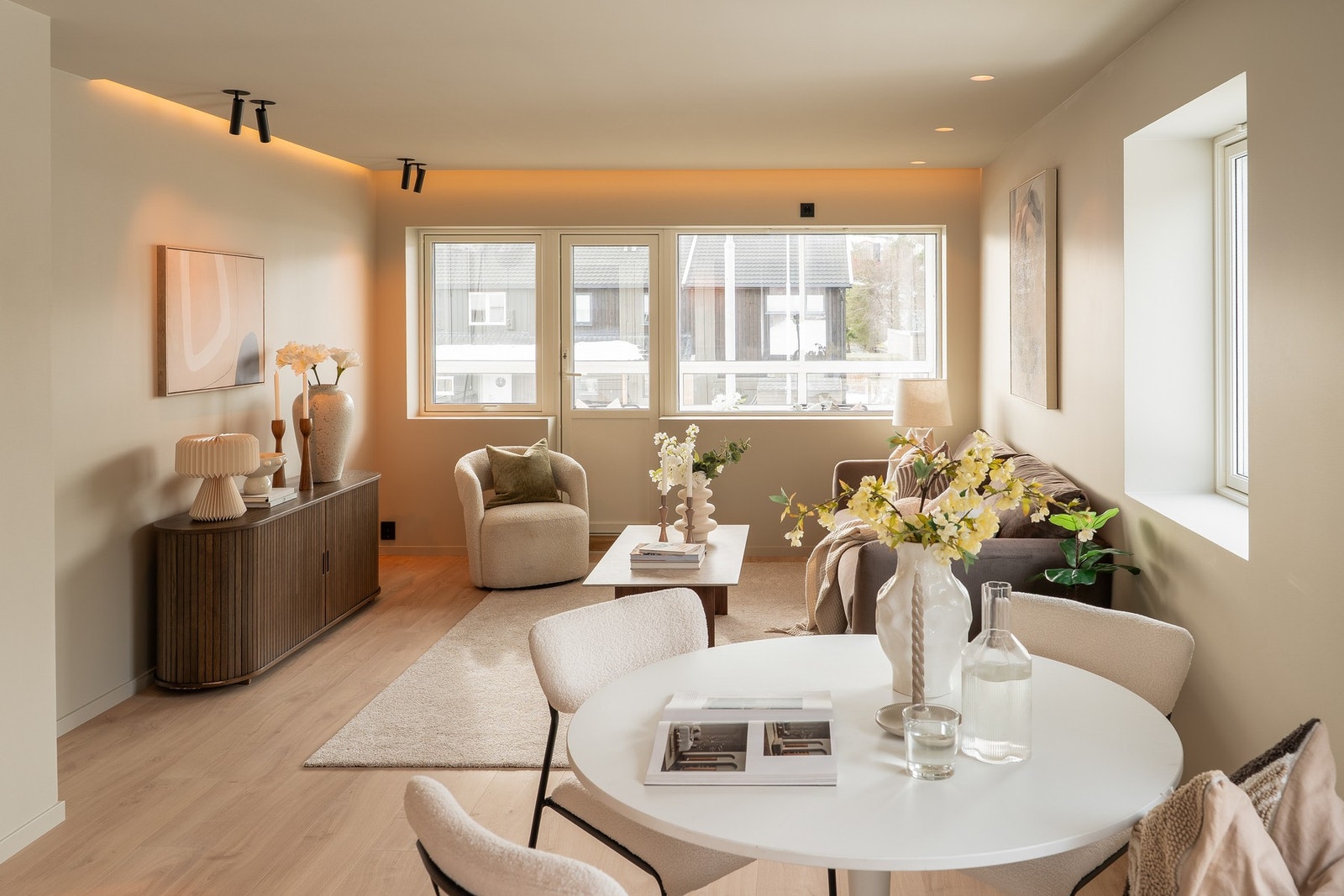 Fra stuen har man direkte utgang til en solfylt, innglasset balkong. Galleribilde