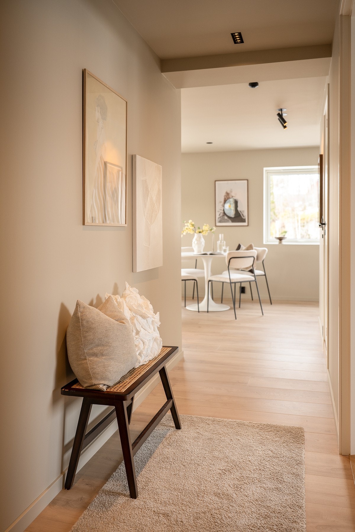 Lyst og tiltalende inngangsparti med naturlig flyt mellom inngang og stue. Galleribilde