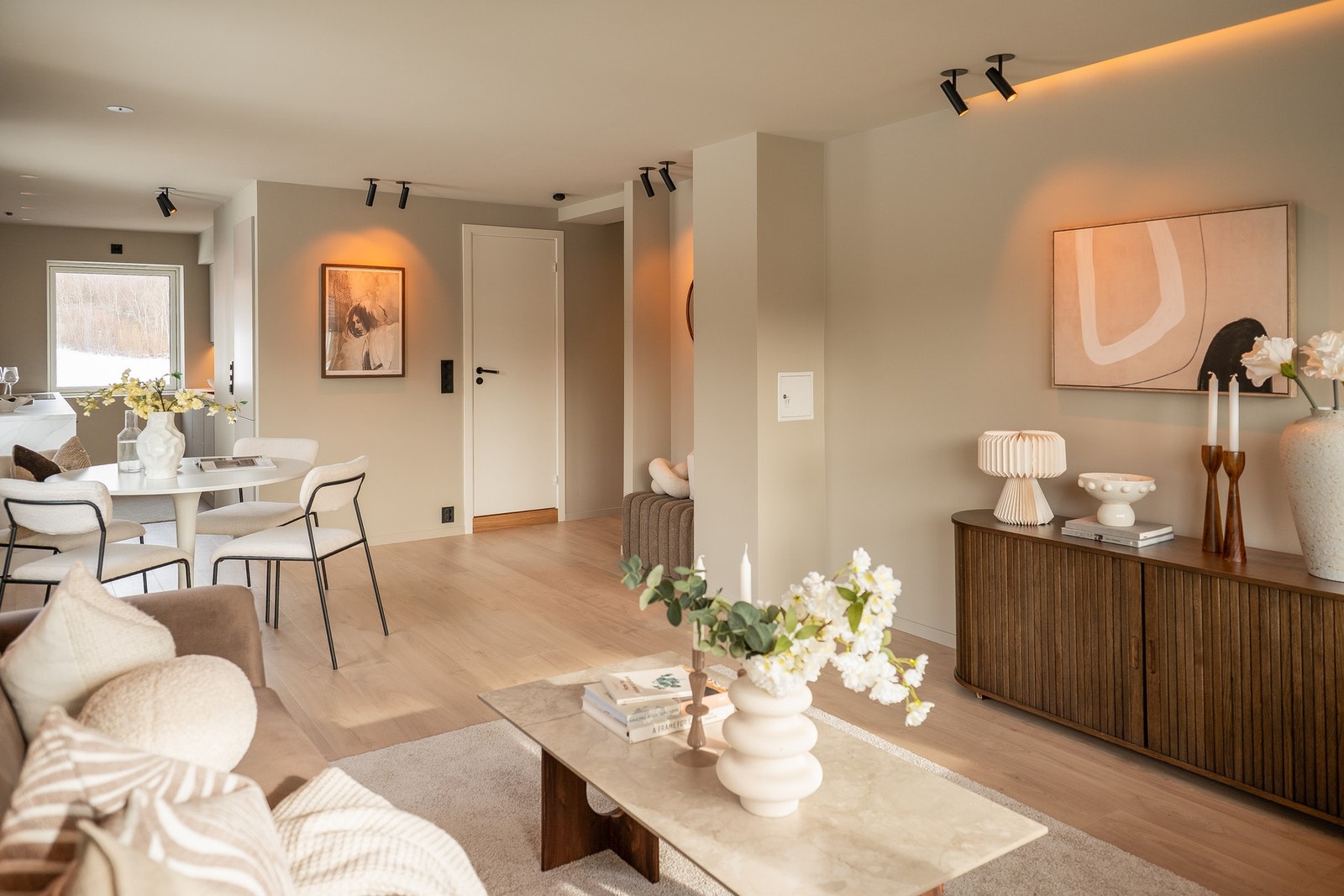 Innbydende stue med gulvvarme for økt komfort. Det er pipeløp i leiligheten og man kan enkelt sette inn vedovn derom man ønsker. Galleribilde