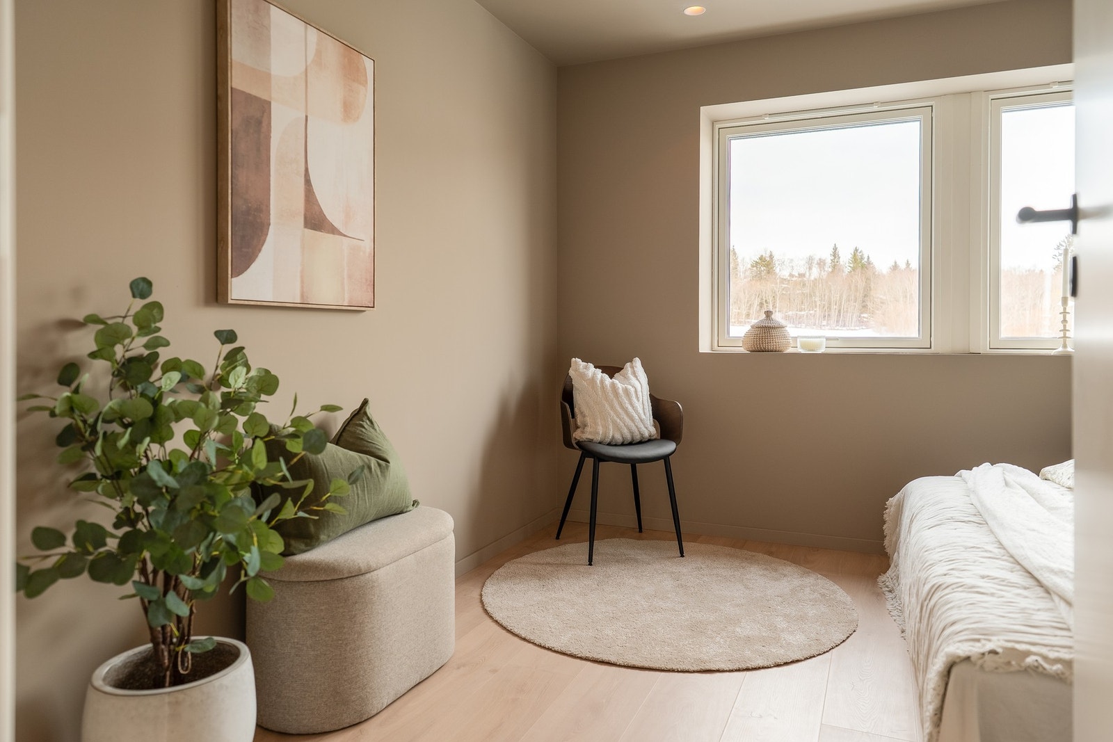 Store vindusflater som vender mot rolige omgivelser, og sørger for naturlig lysinnslipp. Galleribilde