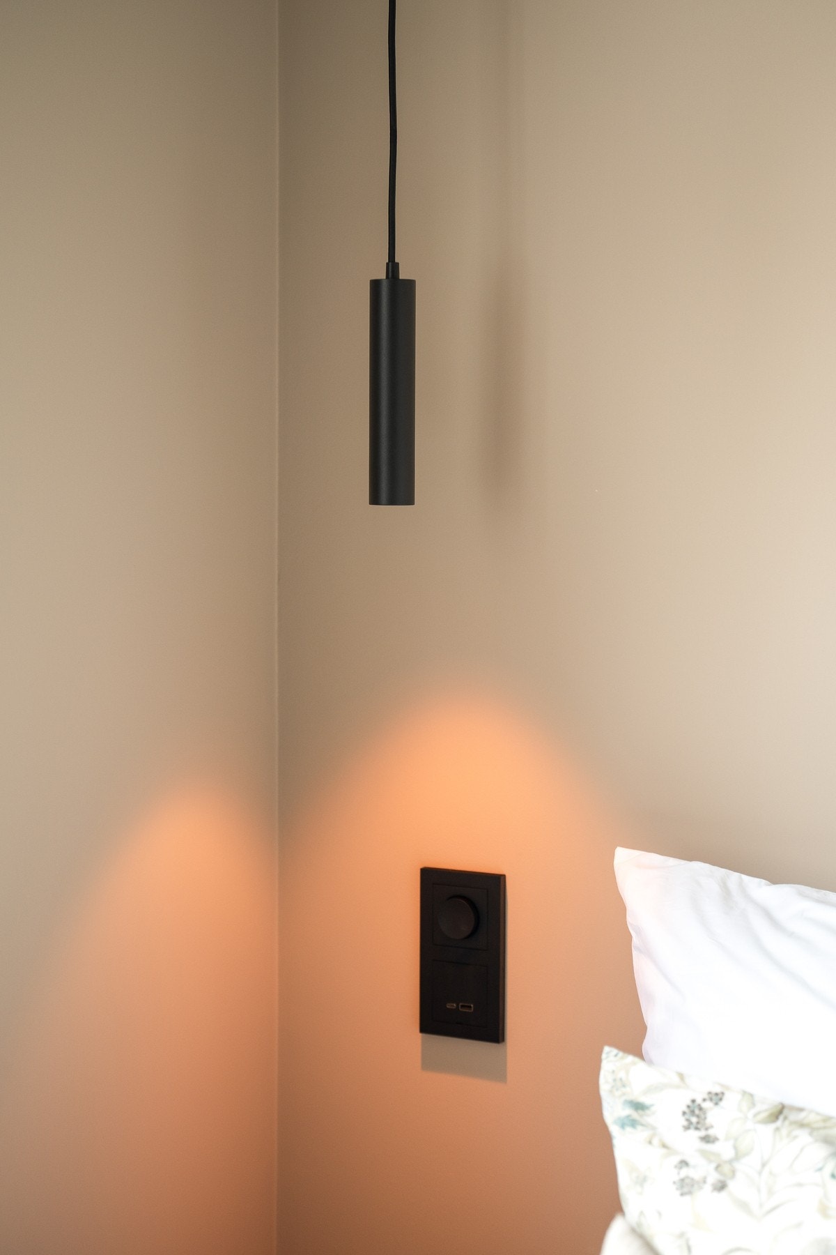 Nattbordlyst hengt fra himming, samt USB uttak på begge sider av sengen. Galleribilde