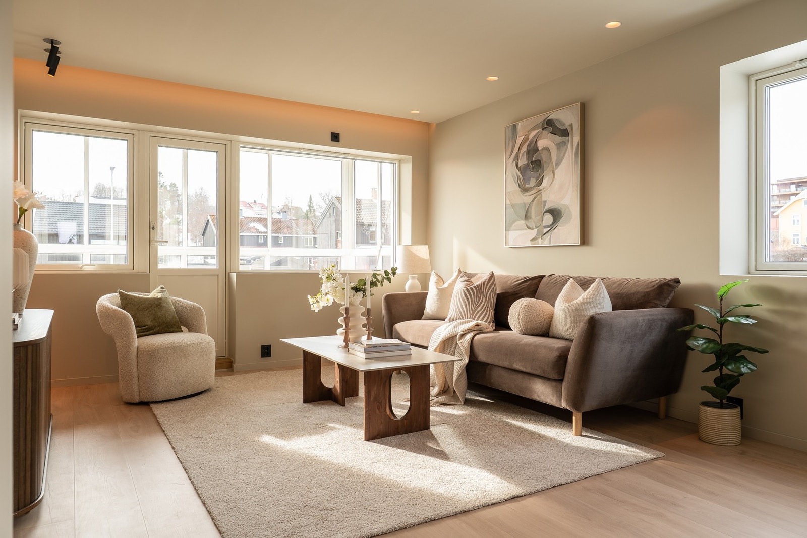 Store vindusflater gir rikelig med dagslys og bidrar til en hyggelig romfølelse. Galleribilde