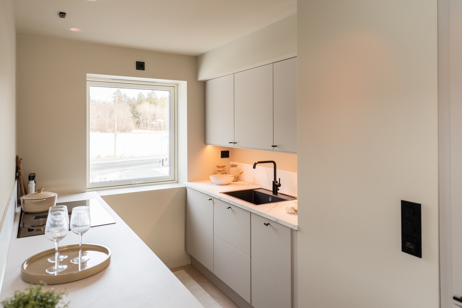 Kjøkkenet er utstyrt med integrerte hvitevarer, bla. kombinert kjøle og fryseskap, oppvaskmaskin, stekeovn, koketopp. Galleribilde