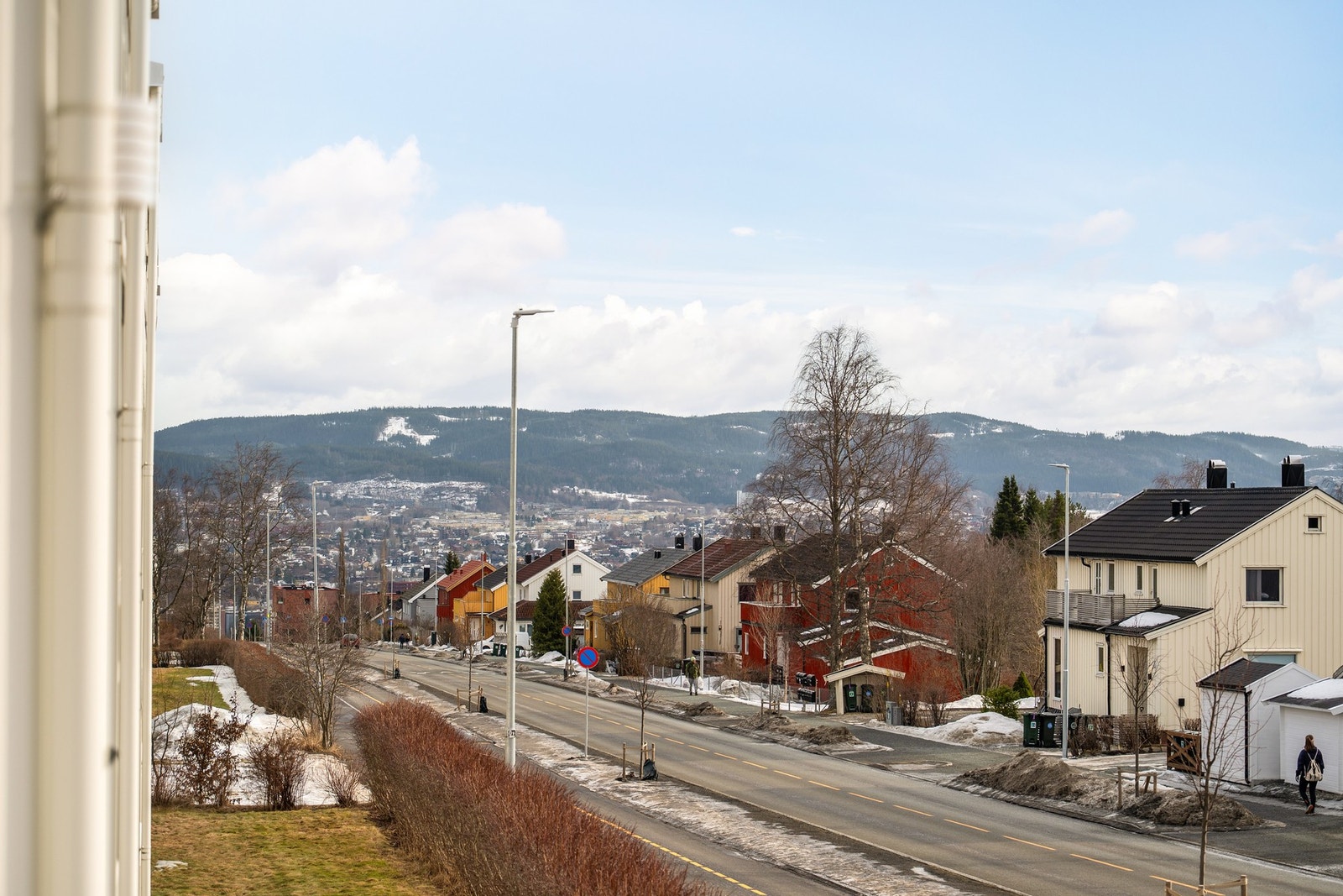 Uteplassen byr på gode solforhold store deler av dagen. Galleribilde