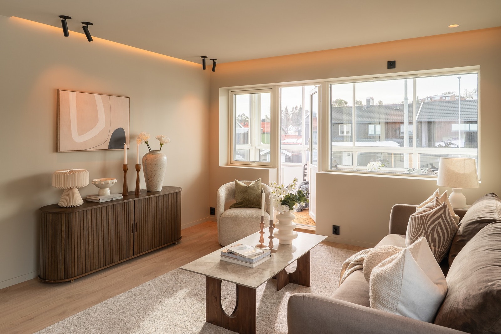 Leiligheten er omfattende renovert i 2026 og fremstår med en særdeles flott standard med gjennomtenkte løsninger og lekre detaljer. Galleribilde