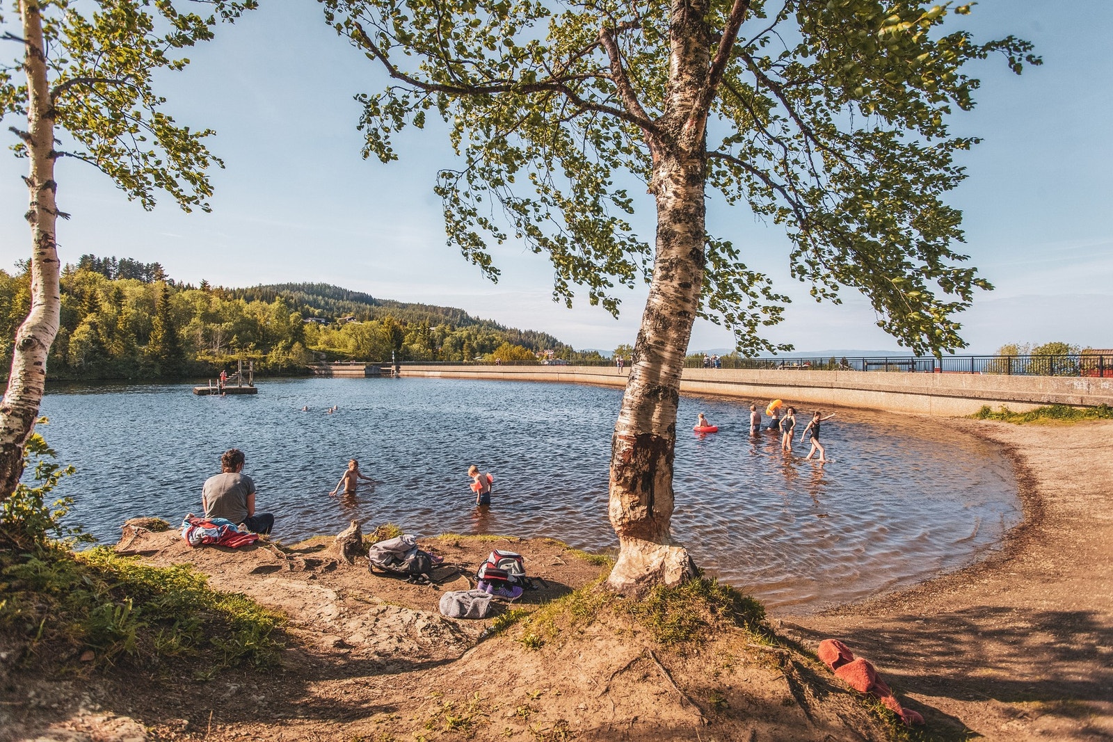 Theisendammen ligger 5-10 minutters gange fra boligen, og er en populær badeplass med tursti rundt hele vannet. Det er fantastiske turområder rundt dammen, samt opp til Baklidammen, Sommersætra og Bymarka ellers. Galleribilde
